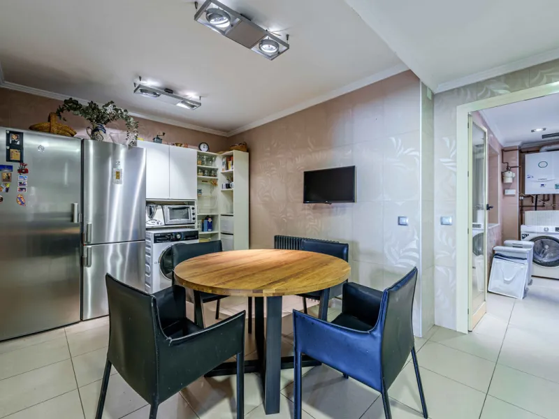 This generously proportioned, newly renovated residence is perfectly positioned in the heart of Malaga's historic centre. Located on the second floor of a five-storey building with an elevator, the property benefits from a desirable west-facing orientatio
