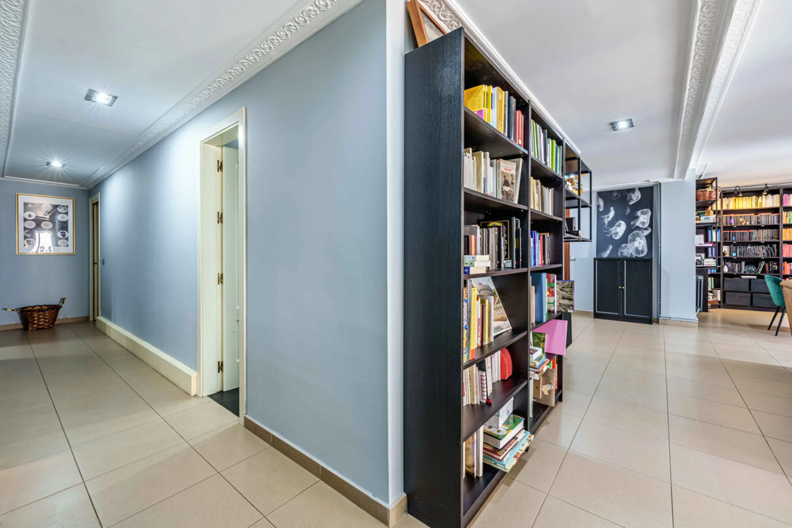 This generously proportioned, newly renovated residence is perfectly positioned in the heart of Malaga's historic centre. Located on the second floor of a five-storey building with an elevator, the property benefits from a desirable west-facing orientatio