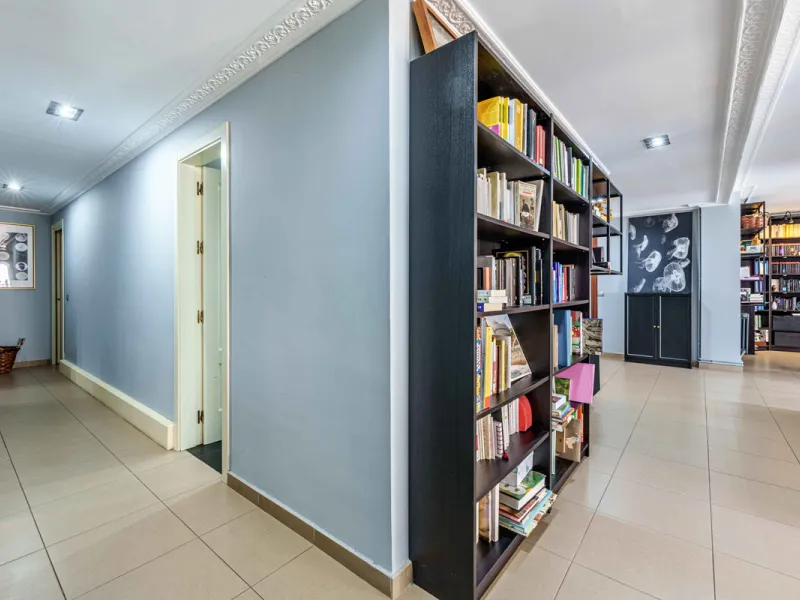 This generously proportioned, newly renovated residence is perfectly positioned in the heart of Malaga's historic centre. Located on the second floor of a five-storey building with an elevator, the property benefits from a desirable west-facing orientatio