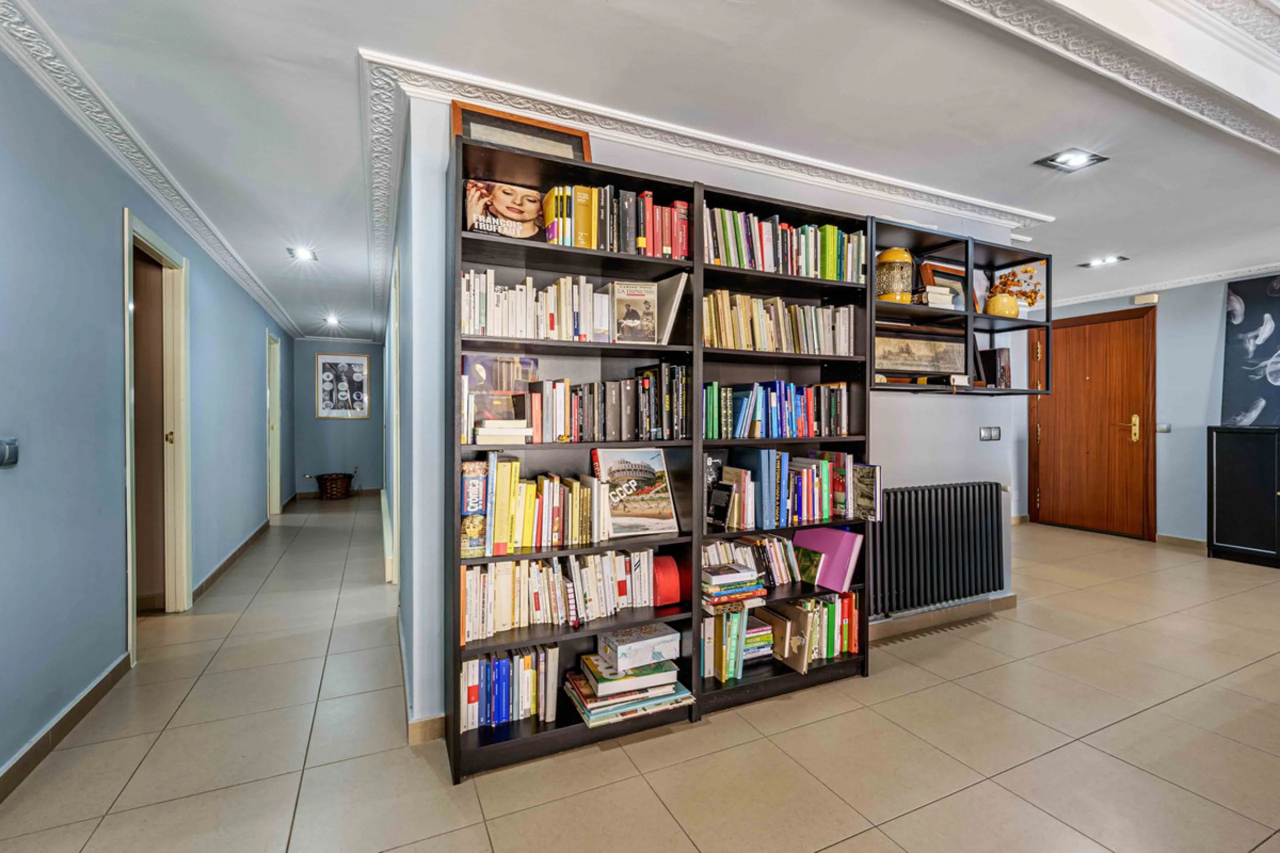 This generously proportioned, newly renovated residence is perfectly positioned in the heart of Malaga's historic centre. Located on the second floor of a five-storey building with an elevator, the property benefits from a desirable west-facing orientatio