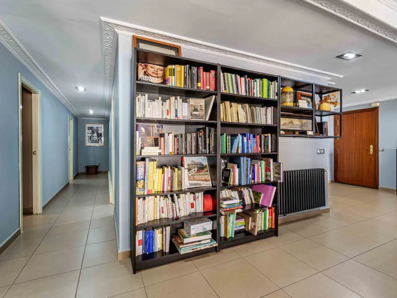 This generously proportioned, newly renovated residence is perfectly positioned in the heart of Malaga's historic centre. Located on the second floor of a five-storey building with an elevator, the property benefits from a desirable west-facing orientatio
