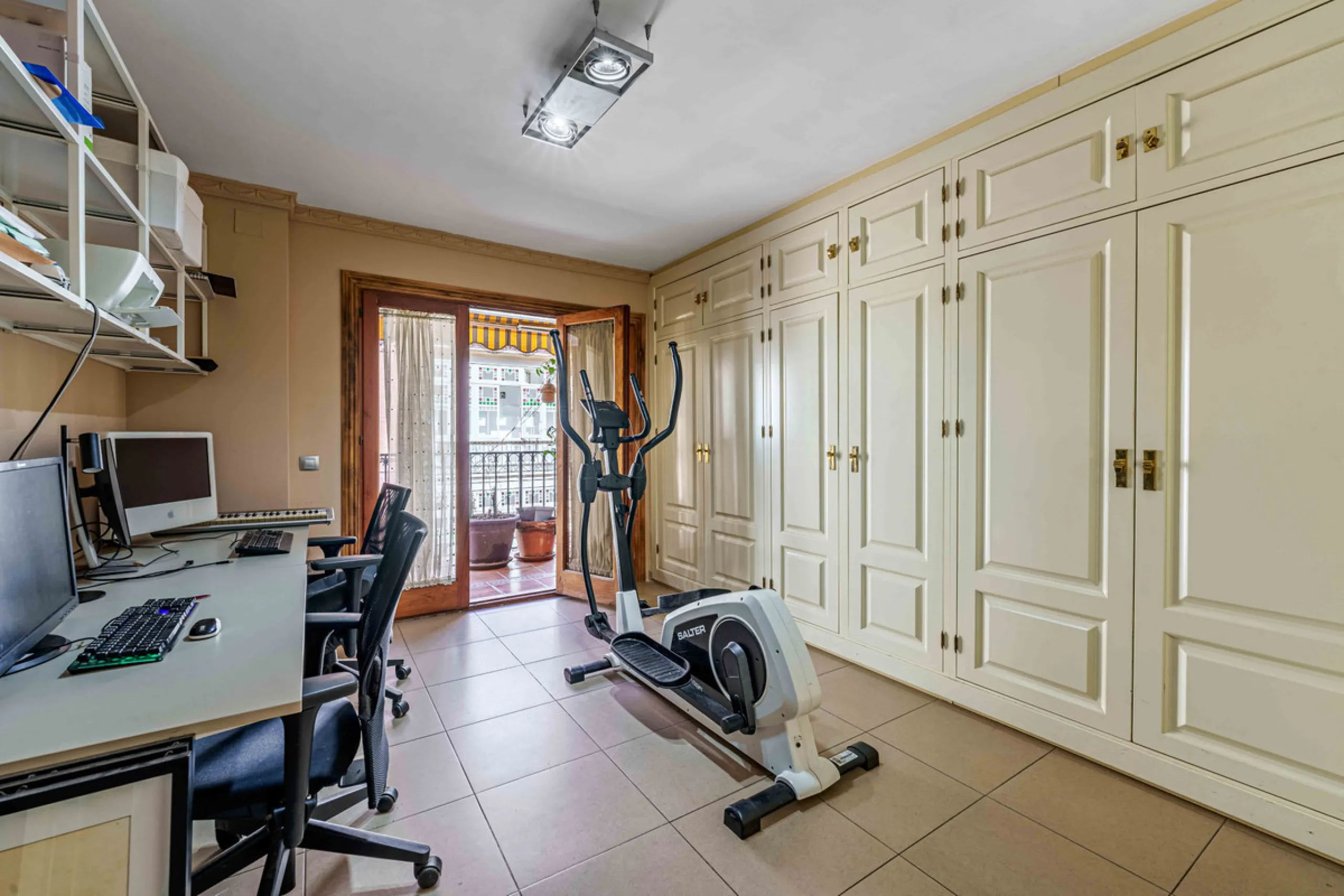 This generously proportioned, newly renovated residence is perfectly positioned in the heart of Malaga's historic centre. Located on the second floor of a five-storey building with an elevator, the property benefits from a desirable west-facing orientatio