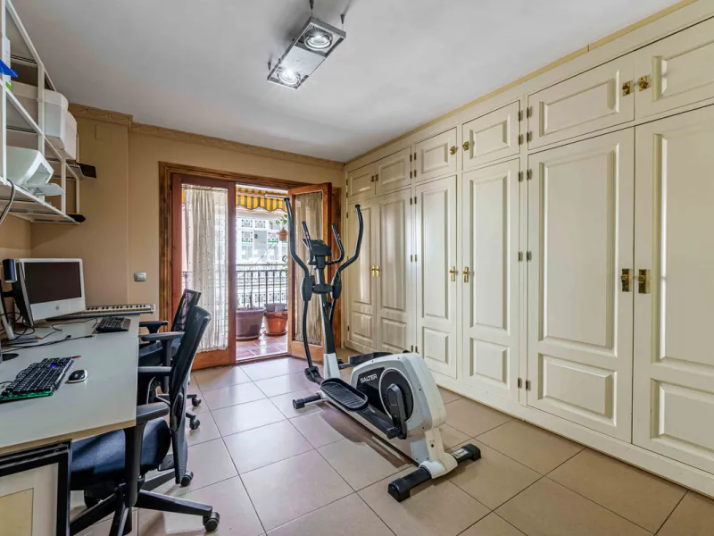 This generously proportioned, newly renovated residence is perfectly positioned in the heart of Malaga's historic centre. Located on the second floor of a five-storey building with an elevator, the property benefits from a desirable west-facing orientatio