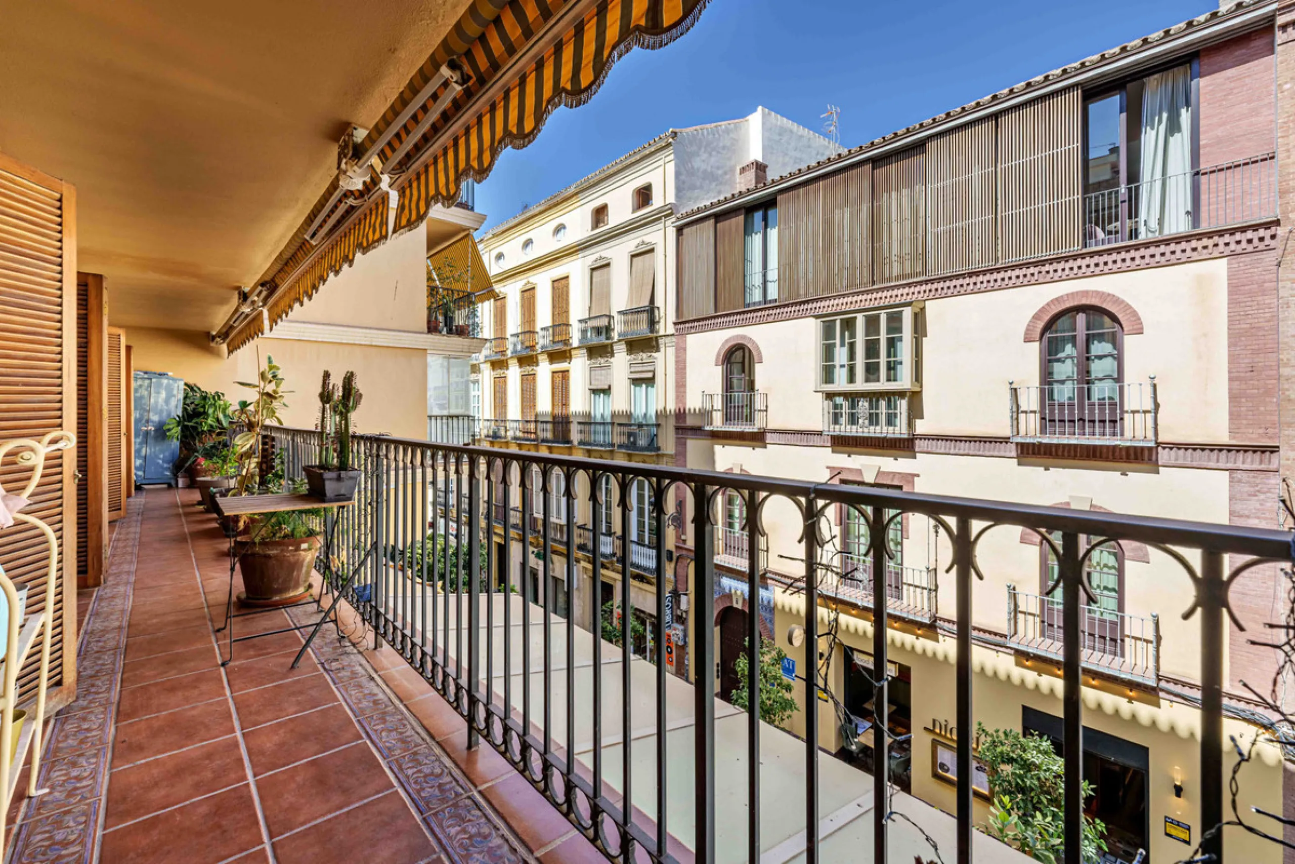This generously proportioned, newly renovated residence is perfectly positioned in the heart of Malaga's historic centre. Located on the second floor of a five-storey building with an elevator, the property benefits from a desirable west-facing orientatio
