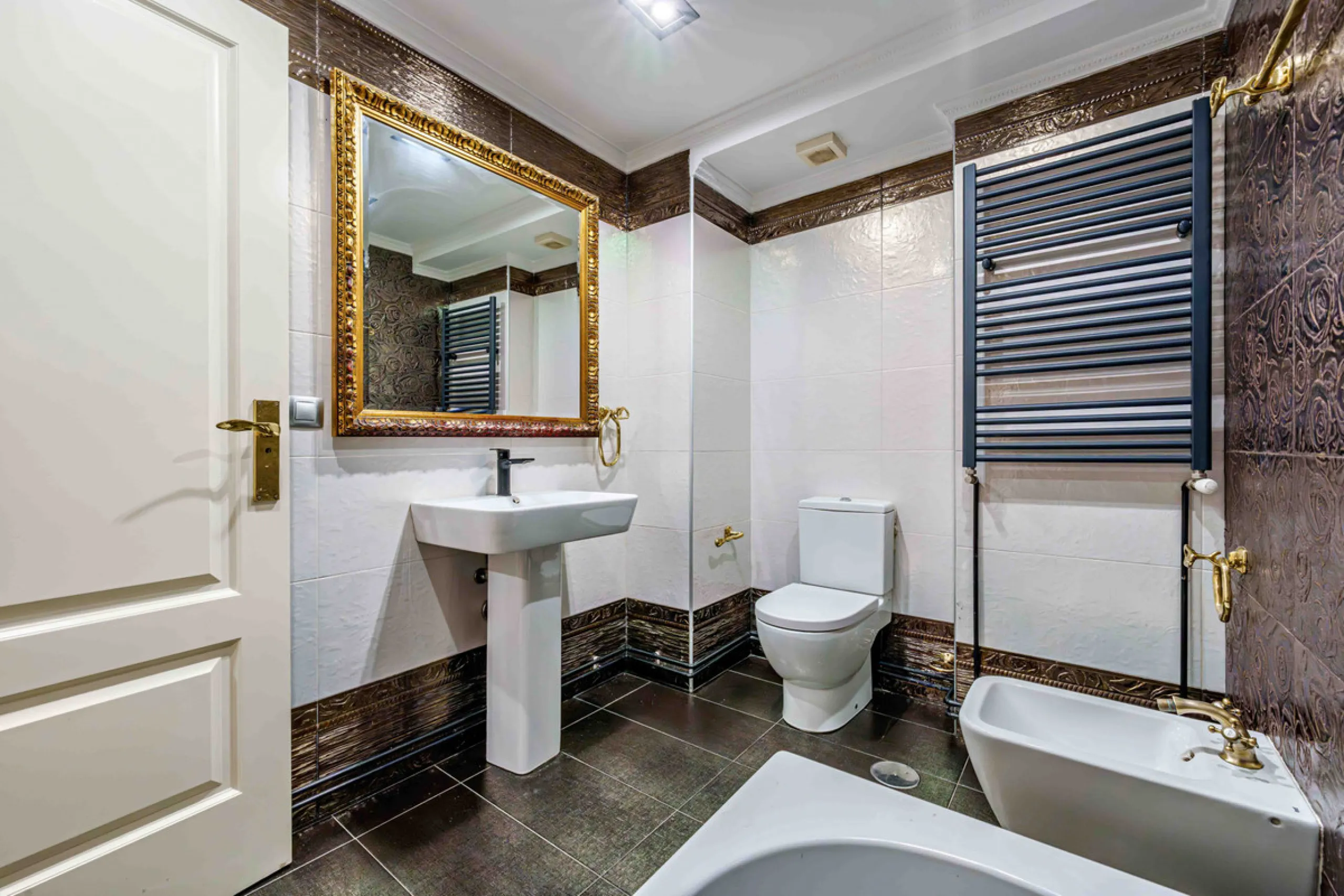 This generously proportioned, newly renovated residence is perfectly positioned in the heart of Malaga's historic centre. Located on the second floor of a five-storey building with an elevator, the property benefits from a desirable west-facing orientatio