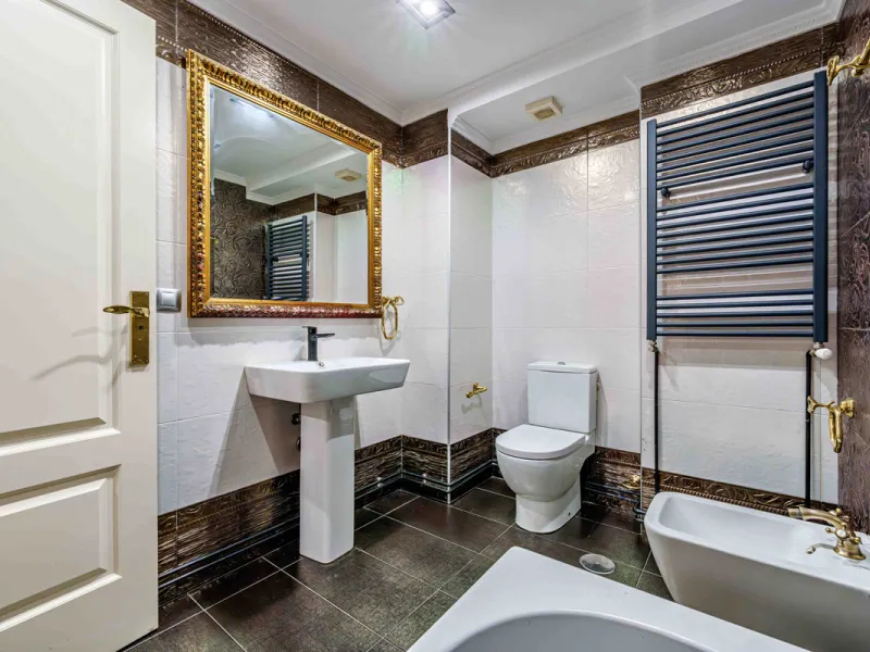 This generously proportioned, newly renovated residence is perfectly positioned in the heart of Malaga's historic centre. Located on the second floor of a five-storey building with an elevator, the property benefits from a desirable west-facing orientatio