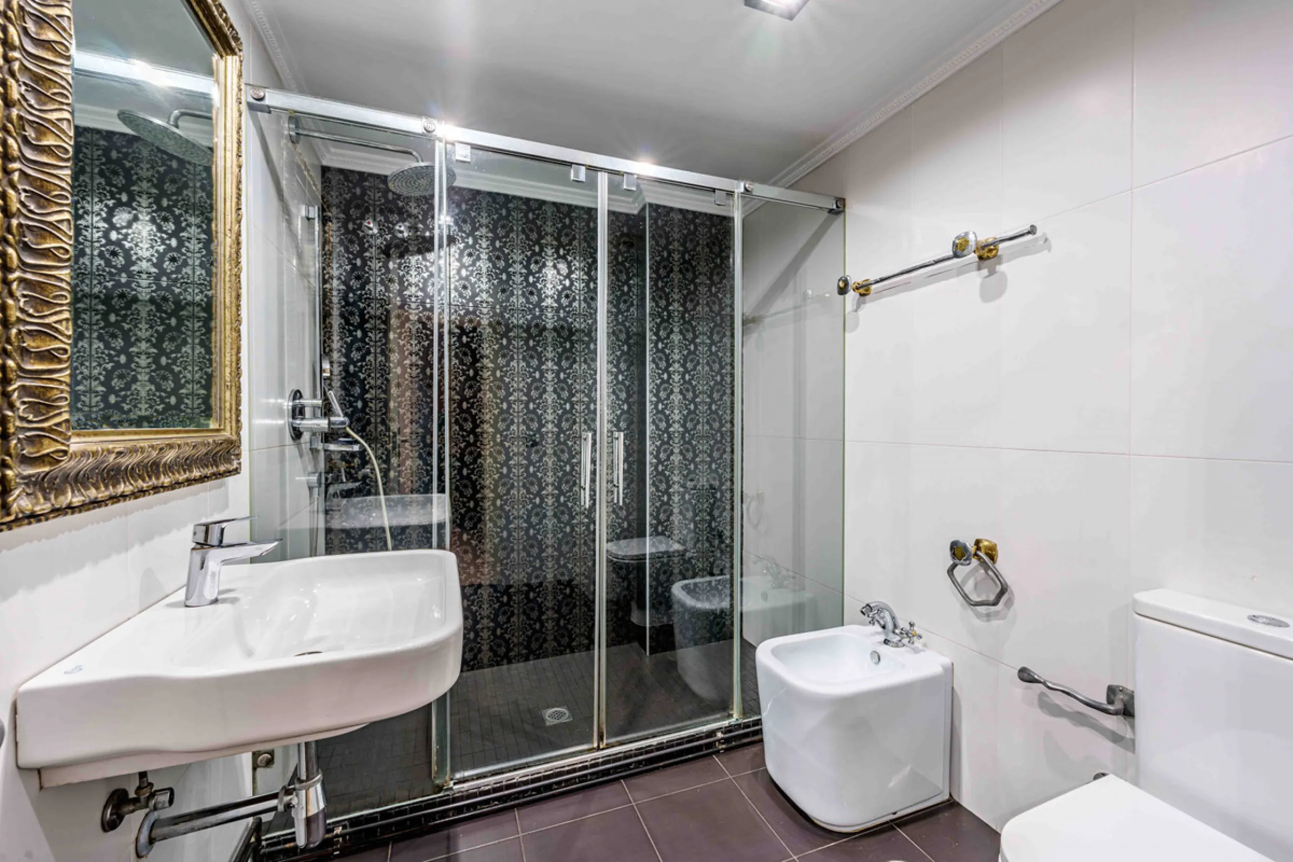 This generously proportioned, newly renovated residence is perfectly positioned in the heart of Malaga's historic centre. Located on the second floor of a five-storey building with an elevator, the property benefits from a desirable west-facing orientatio