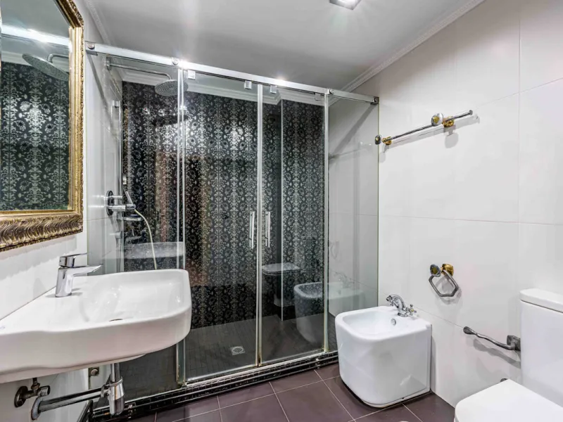 This generously proportioned, newly renovated residence is perfectly positioned in the heart of Malaga's historic centre. Located on the second floor of a five-storey building with an elevator, the property benefits from a desirable west-facing orientatio