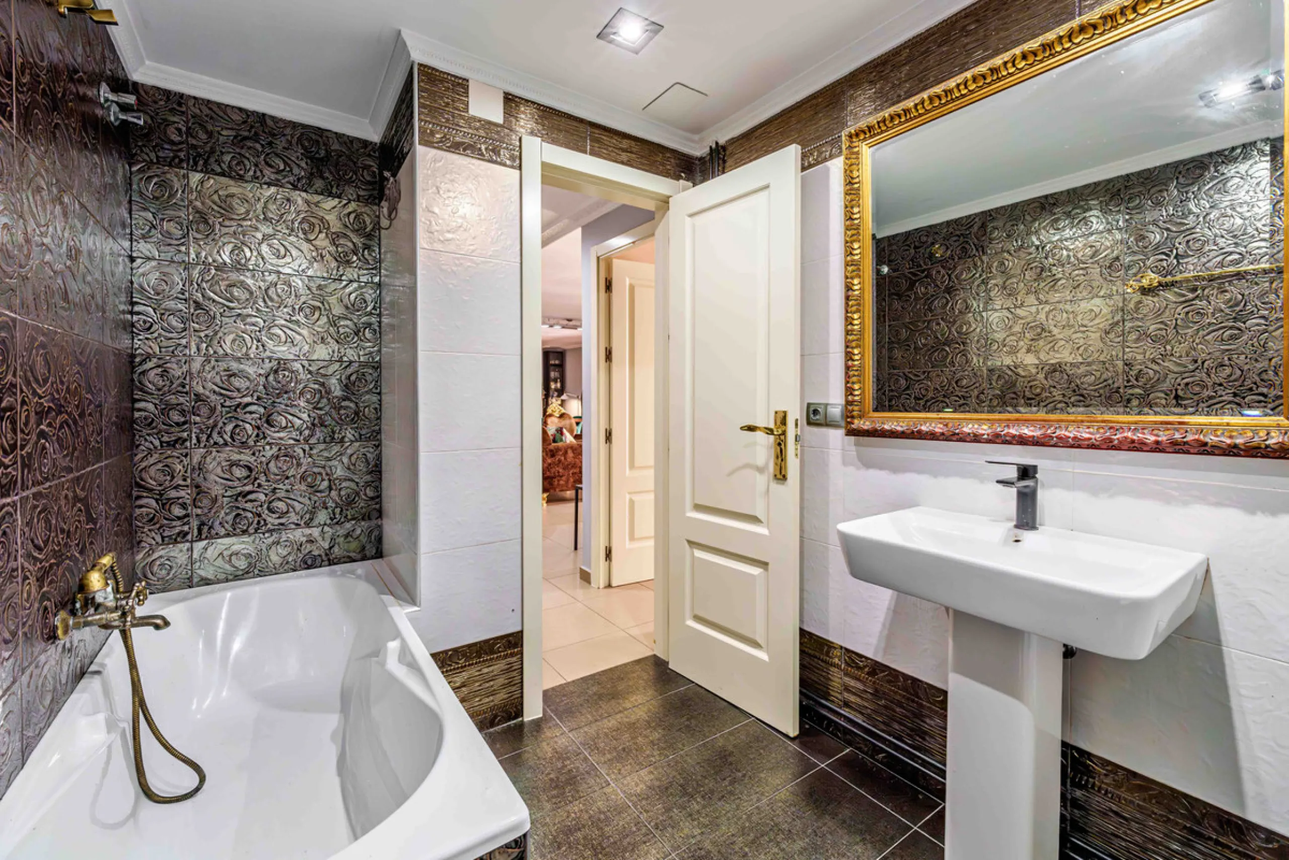 This generously proportioned, newly renovated residence is perfectly positioned in the heart of Malaga's historic centre. Located on the second floor of a five-storey building with an elevator, the property benefits from a desirable west-facing orientatio