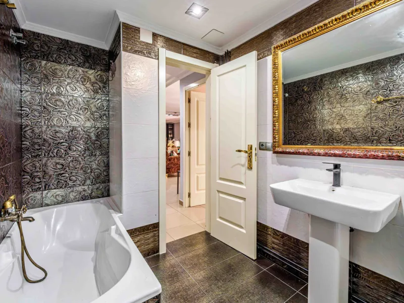 This generously proportioned, newly renovated residence is perfectly positioned in the heart of Malaga's historic centre. Located on the second floor of a five-storey building with an elevator, the property benefits from a desirable west-facing orientatio