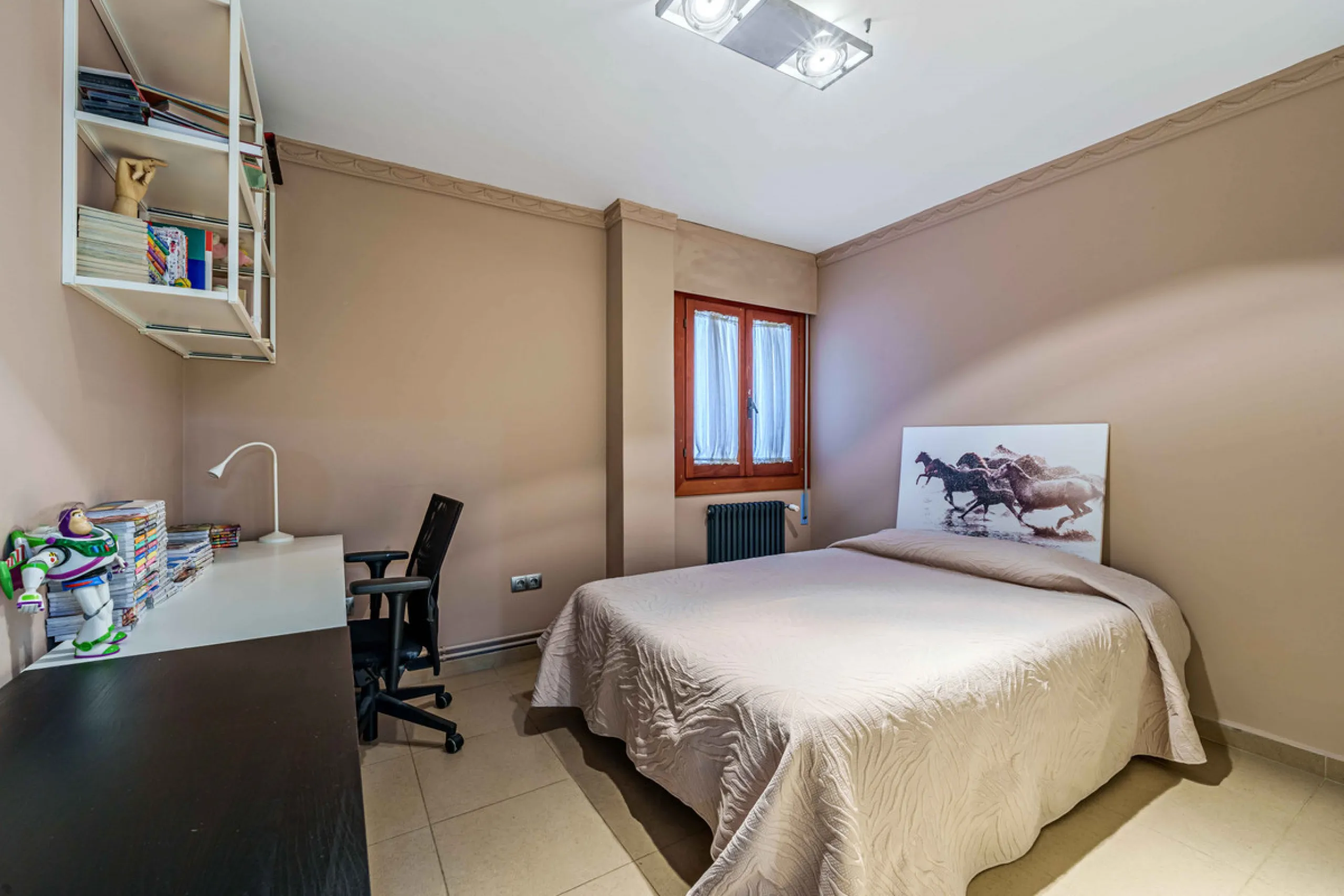 This generously proportioned, newly renovated residence is perfectly positioned in the heart of Malaga's historic centre. Located on the second floor of a five-storey building with an elevator, the property benefits from a desirable west-facing orientatio
