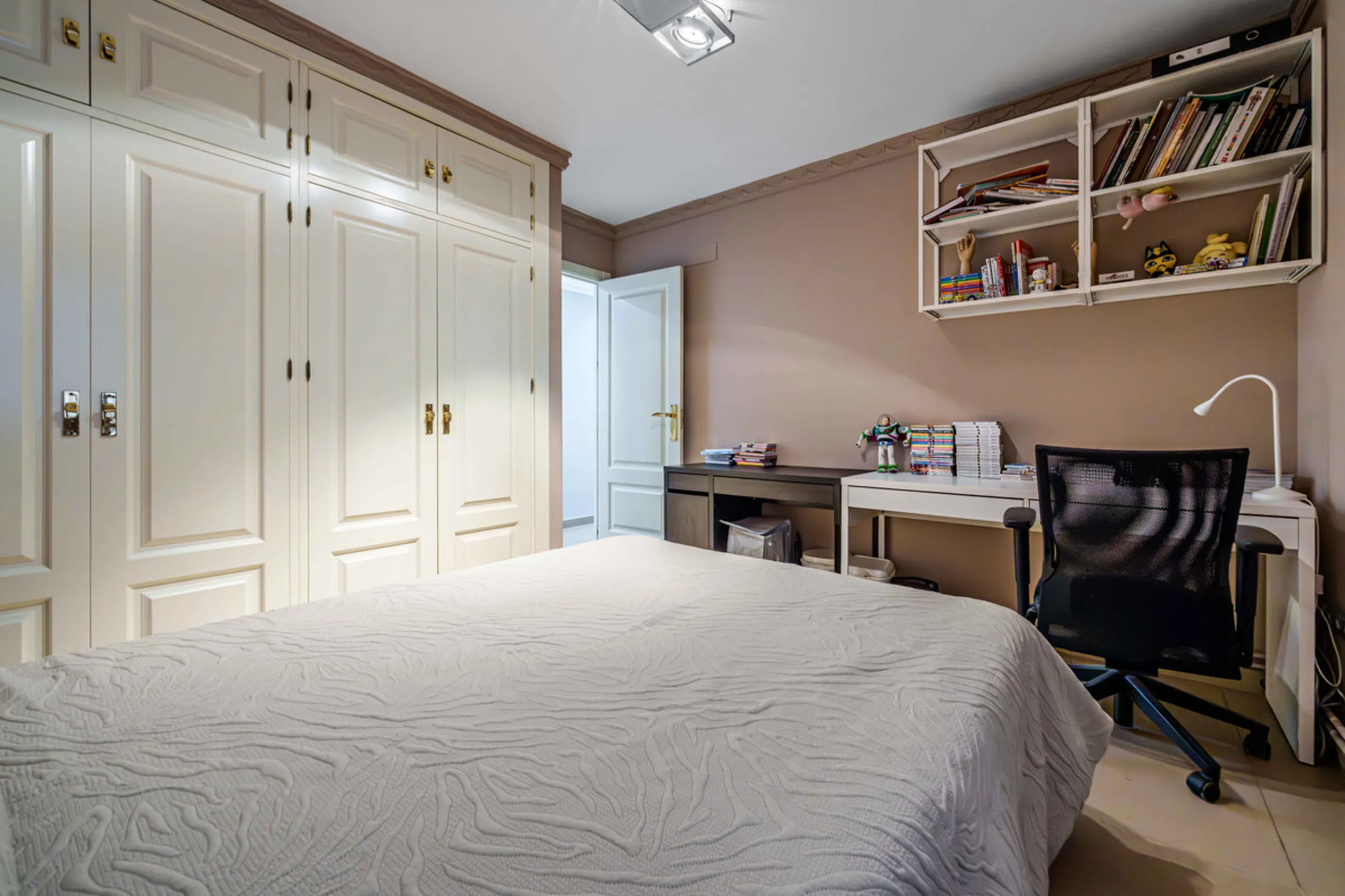 This generously proportioned, newly renovated residence is perfectly positioned in the heart of Malaga's historic centre. Located on the second floor of a five-storey building with an elevator, the property benefits from a desirable west-facing orientatio