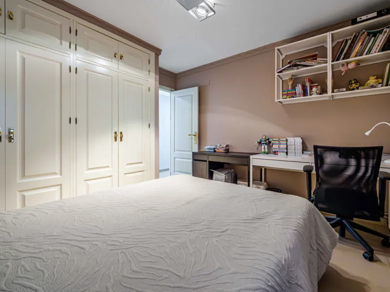 This generously proportioned, newly renovated residence is perfectly positioned in the heart of Malaga's historic centre. Located on the second floor of a five-storey building with an elevator, the property benefits from a desirable west-facing orientatio