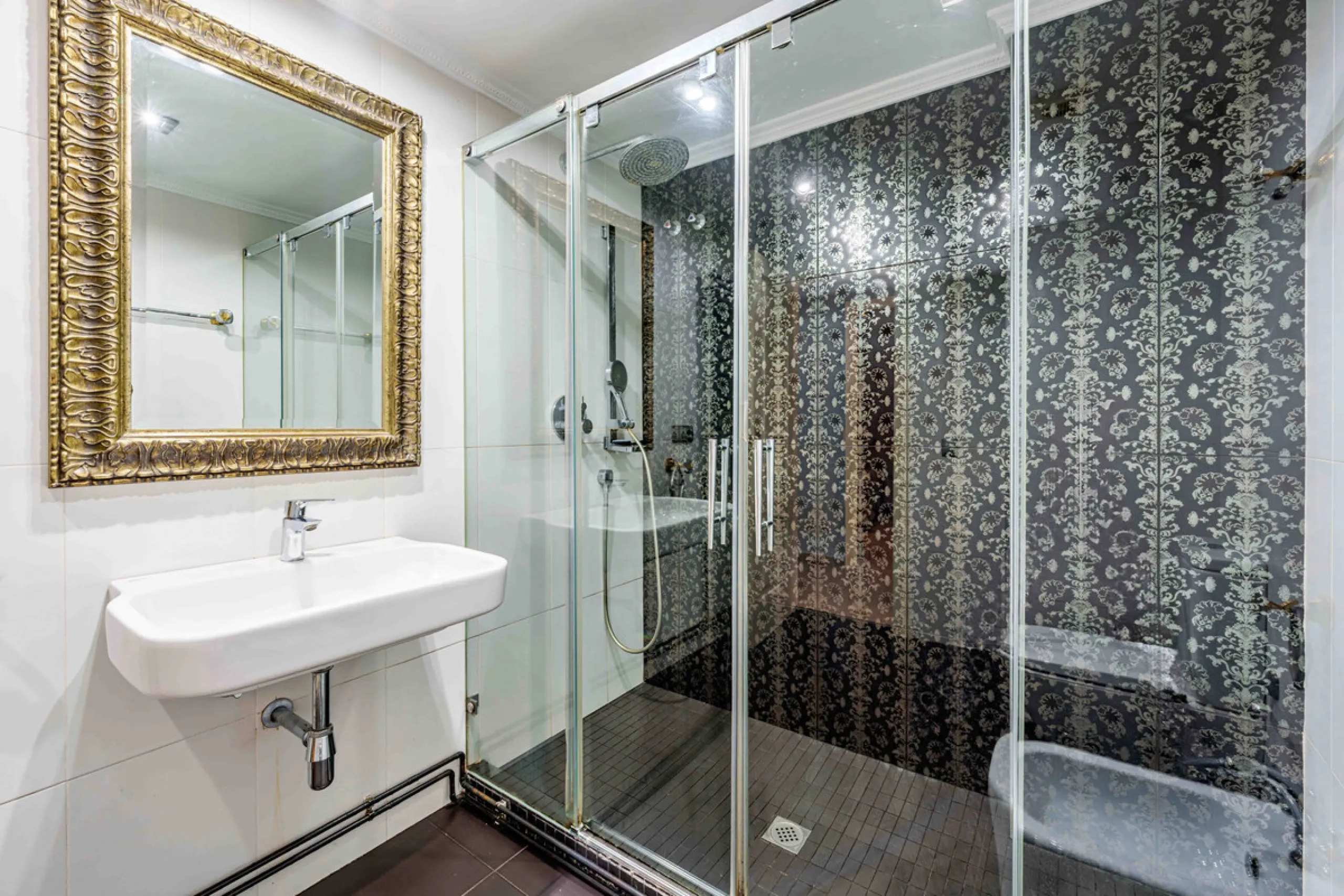 This generously proportioned, newly renovated residence is perfectly positioned in the heart of Malaga's historic centre. Located on the second floor of a five-storey building with an elevator, the property benefits from a desirable west-facing orientatio
