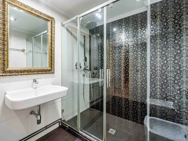 This generously proportioned, newly renovated residence is perfectly positioned in the heart of Malaga's historic centre. Located on the second floor of a five-storey building with an elevator, the property benefits from a desirable west-facing orientatio