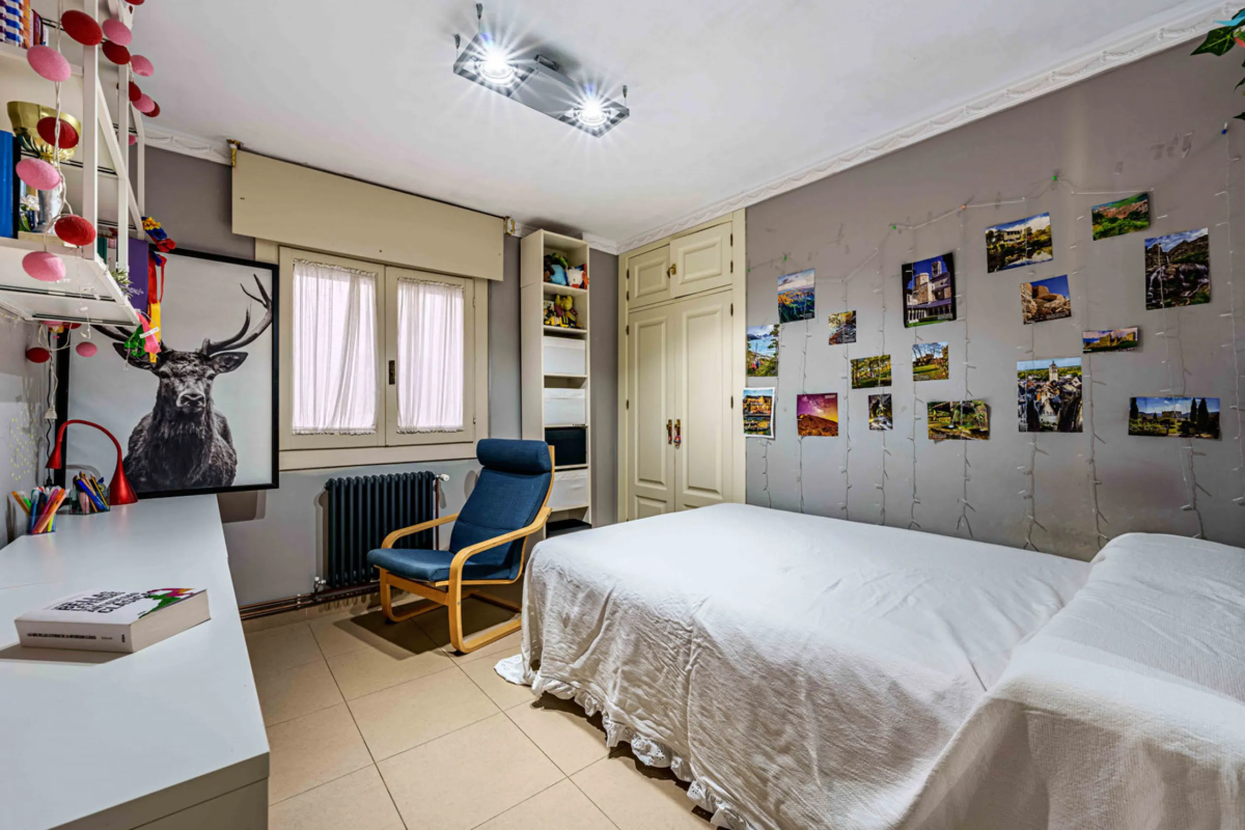 This generously proportioned, newly renovated residence is perfectly positioned in the heart of Malaga's historic centre. Located on the second floor of a five-storey building with an elevator, the property benefits from a desirable west-facing orientatio