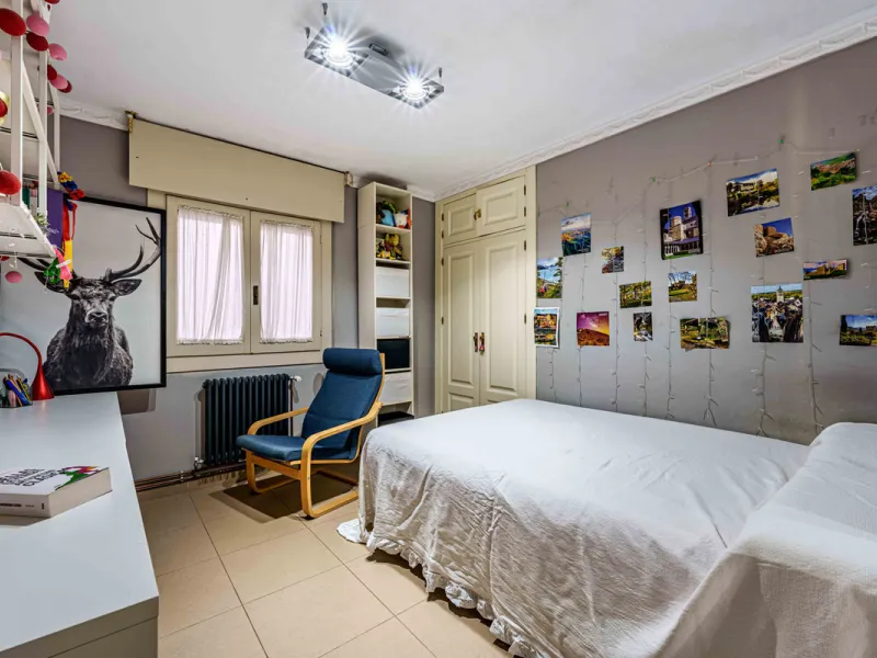 This generously proportioned, newly renovated residence is perfectly positioned in the heart of Malaga's historic centre. Located on the second floor of a five-storey building with an elevator, the property benefits from a desirable west-facing orientatio