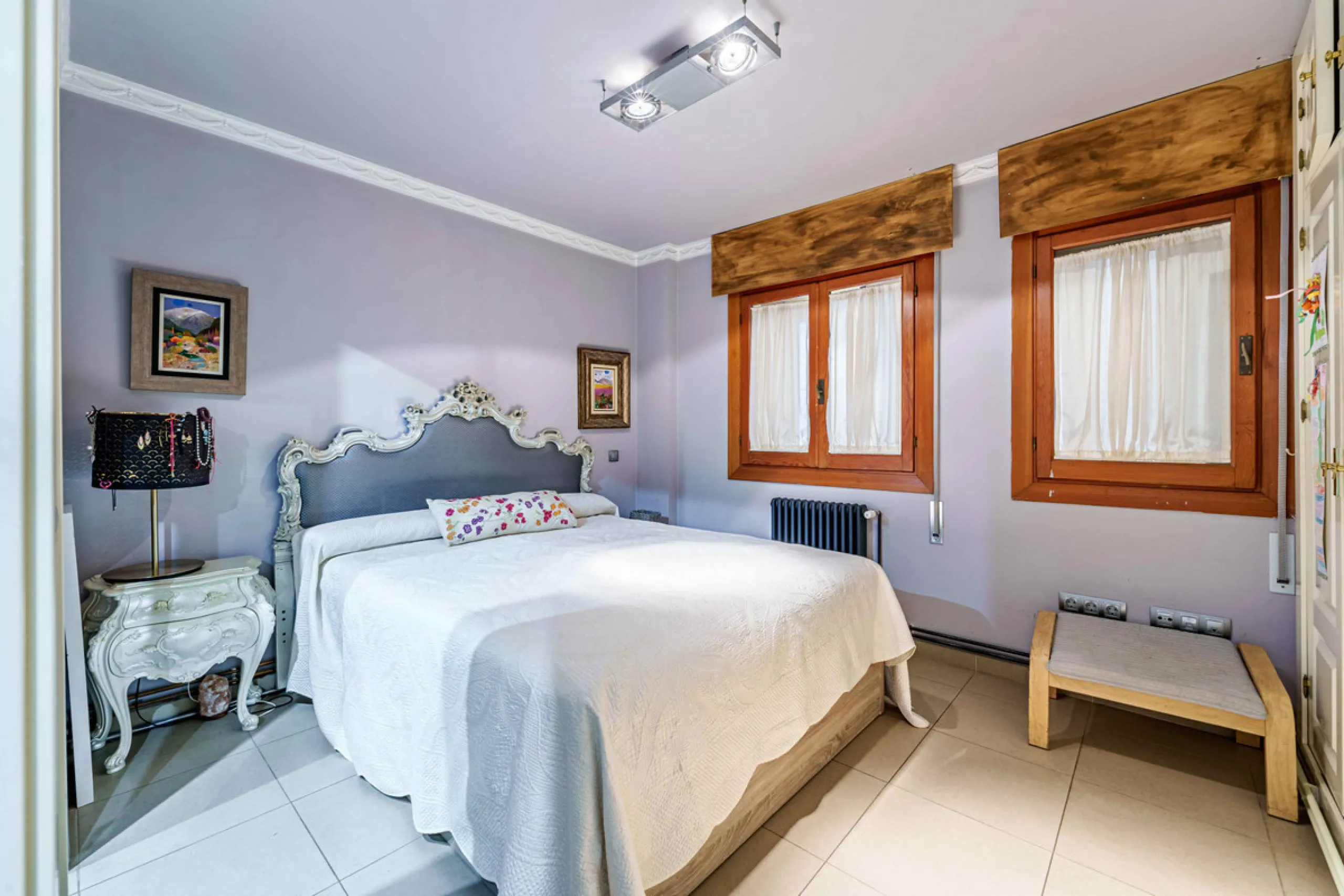 This generously proportioned, newly renovated residence is perfectly positioned in the heart of Malaga's historic centre. Located on the second floor of a five-storey building with an elevator, the property benefits from a desirable west-facing orientatio