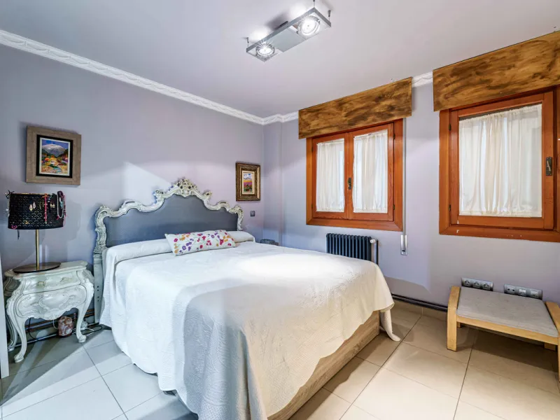 This generously proportioned, newly renovated residence is perfectly positioned in the heart of Malaga's historic centre. Located on the second floor of a five-storey building with an elevator, the property benefits from a desirable west-facing orientatio
