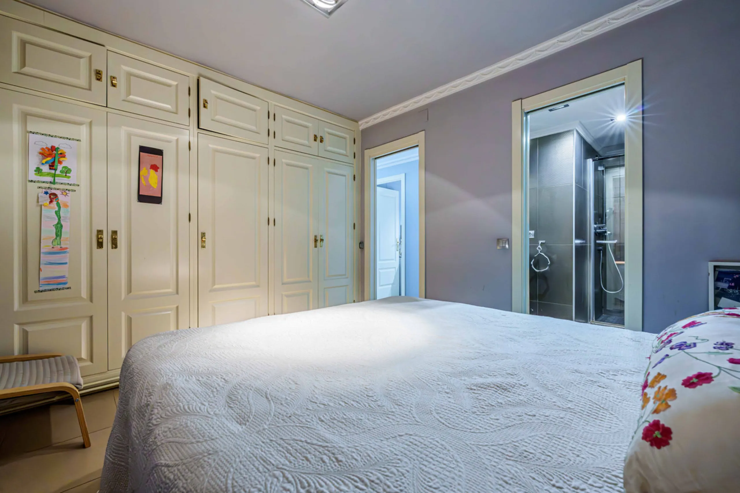 This generously proportioned, newly renovated residence is perfectly positioned in the heart of Malaga's historic centre. Located on the second floor of a five-storey building with an elevator, the property benefits from a desirable west-facing orientatio