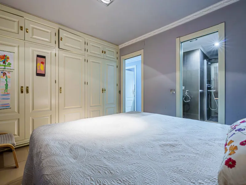 This generously proportioned, newly renovated residence is perfectly positioned in the heart of Malaga's historic centre. Located on the second floor of a five-storey building with an elevator, the property benefits from a desirable west-facing orientatio