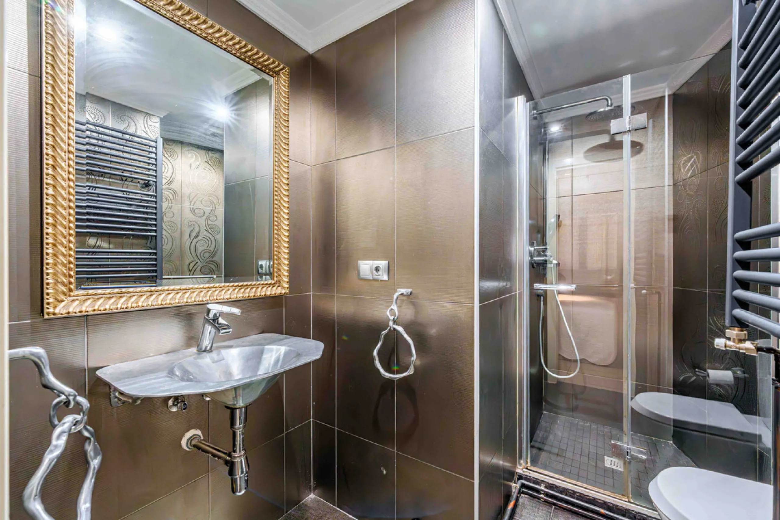 This generously proportioned, newly renovated residence is perfectly positioned in the heart of Malaga's historic centre. Located on the second floor of a five-storey building with an elevator, the property benefits from a desirable west-facing orientatio