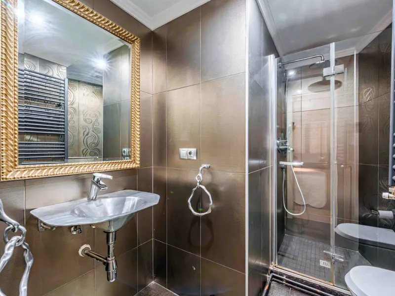 This generously proportioned, newly renovated residence is perfectly positioned in the heart of Malaga's historic centre. Located on the second floor of a five-storey building with an elevator, the property benefits from a desirable west-facing orientatio