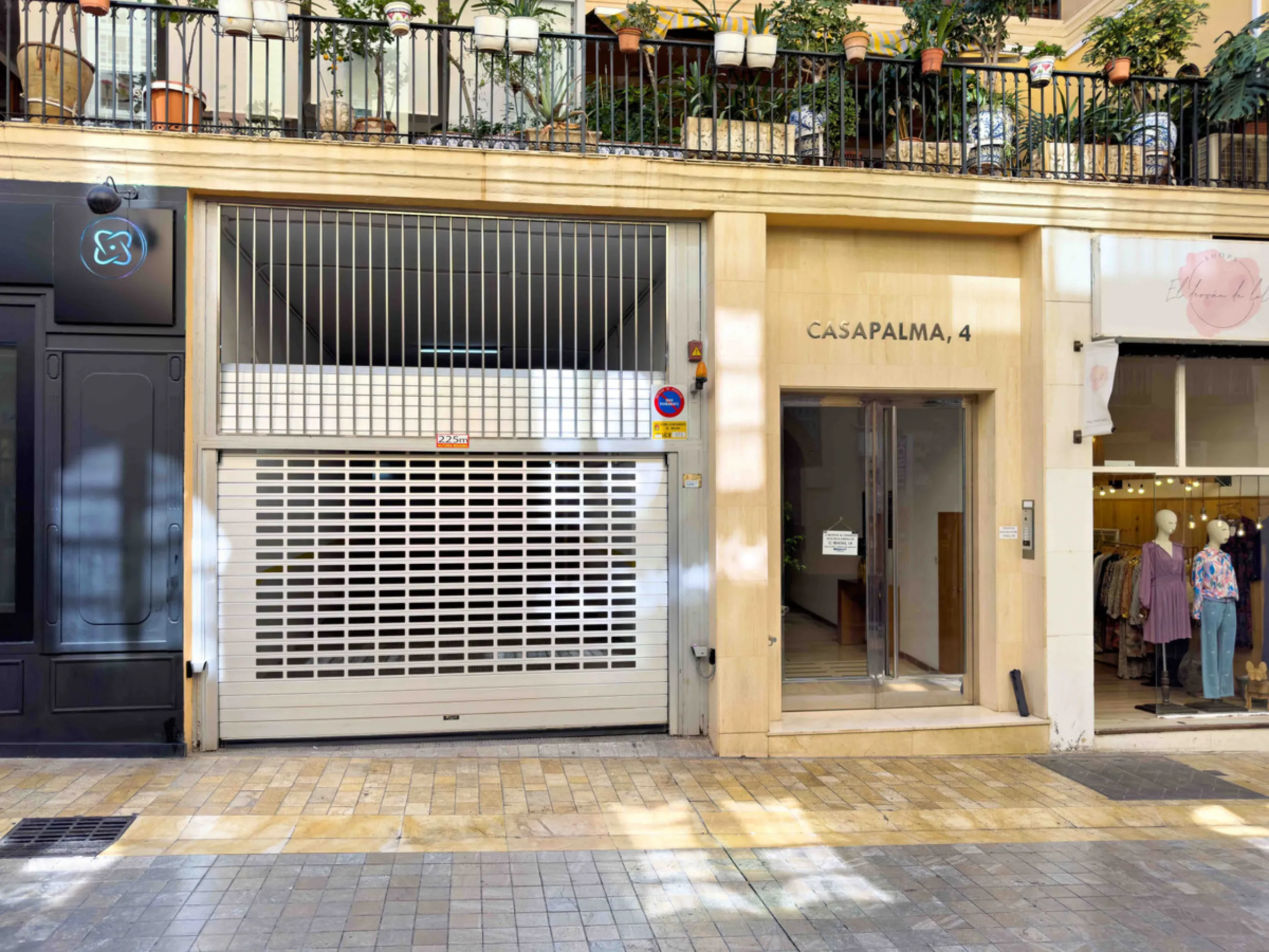 This generously proportioned, newly renovated residence is perfectly positioned in the heart of Malaga's historic centre. Located on the second floor of a five-storey building with an elevator, the property benefits from a desirable west-facing orientatio