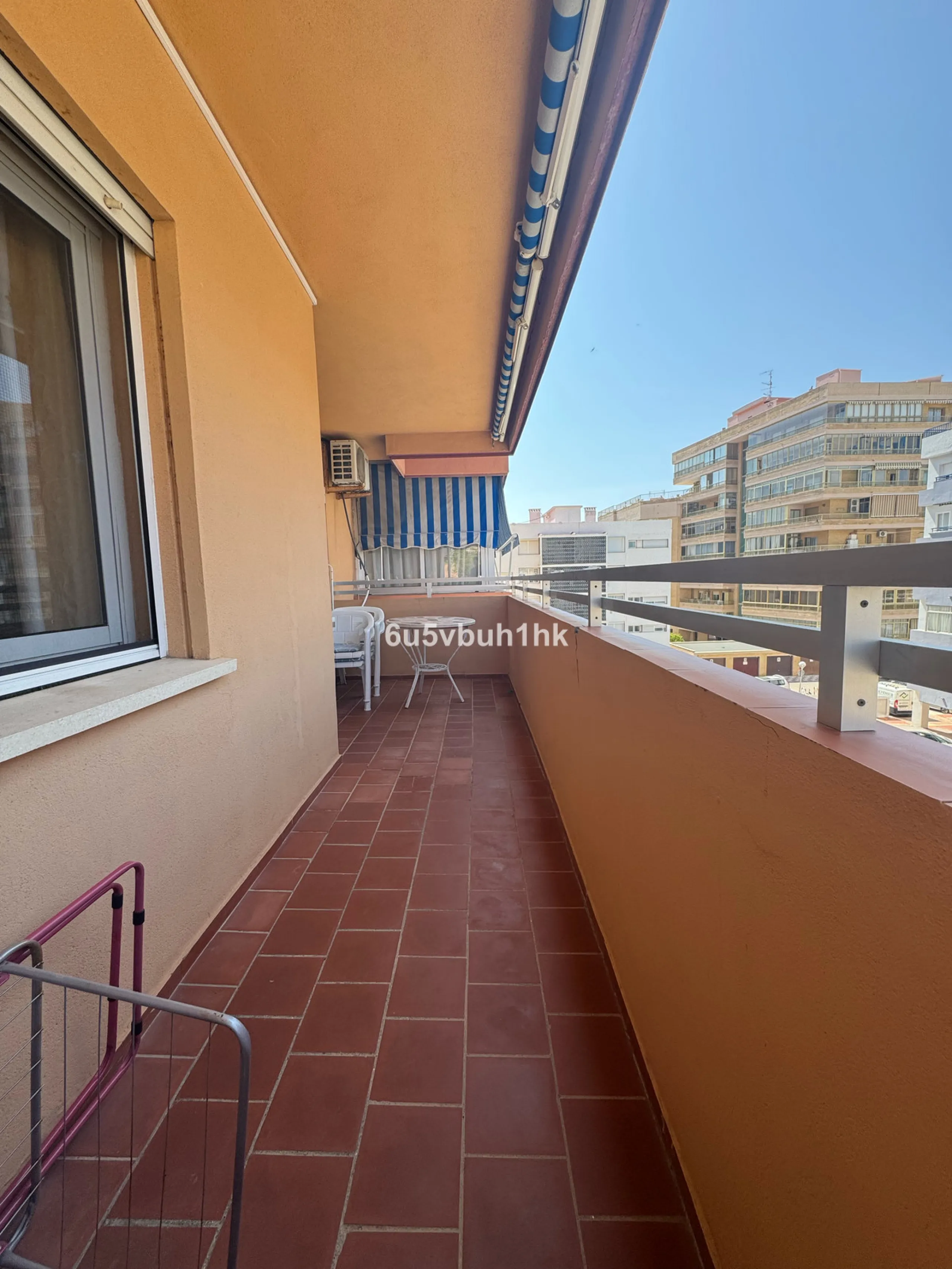This bright and spacious apartment is a fantastic opportunity to live or invest in one of the most sought-after areas of Fuengirola. Ideally located just 50 meters from the beach, it offers both comfort and convenience in a prime coastal setting.