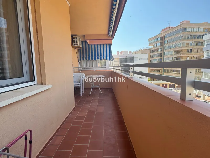 This bright and spacious apartment is a fantastic opportunity to live or invest in one of the most sought-after areas of Fuengirola. Ideally located just 50 meters from the beach, it offers both comfort and convenience in a prime coastal setting.