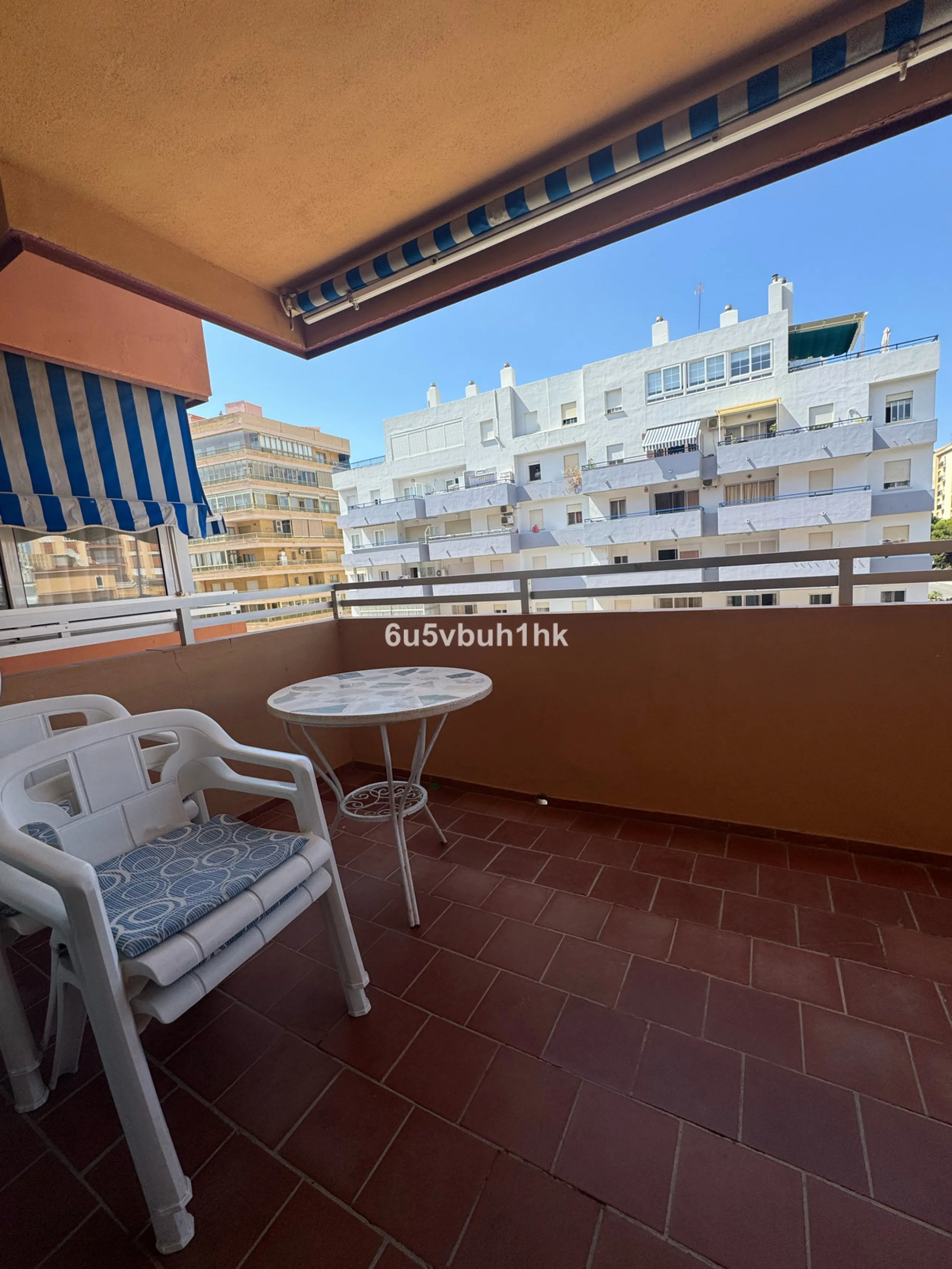 This bright and spacious apartment is a fantastic opportunity to live or invest in one of the most sought-after areas of Fuengirola. Ideally located just 50 meters from the beach, it offers both comfort and convenience in a prime coastal setting.