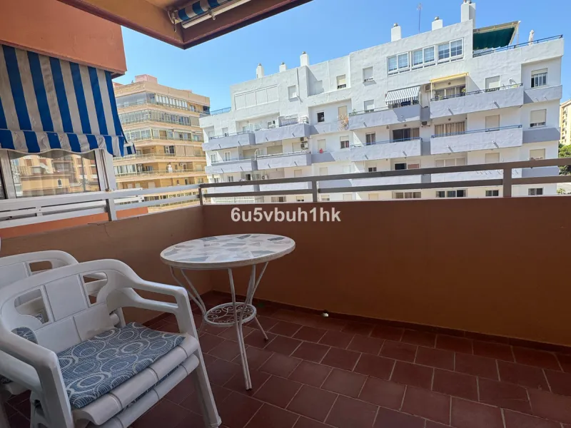 This bright and spacious apartment is a fantastic opportunity to live or invest in one of the most sought-after areas of Fuengirola. Ideally located just 50 meters from the beach, it offers both comfort and convenience in a prime coastal setting.