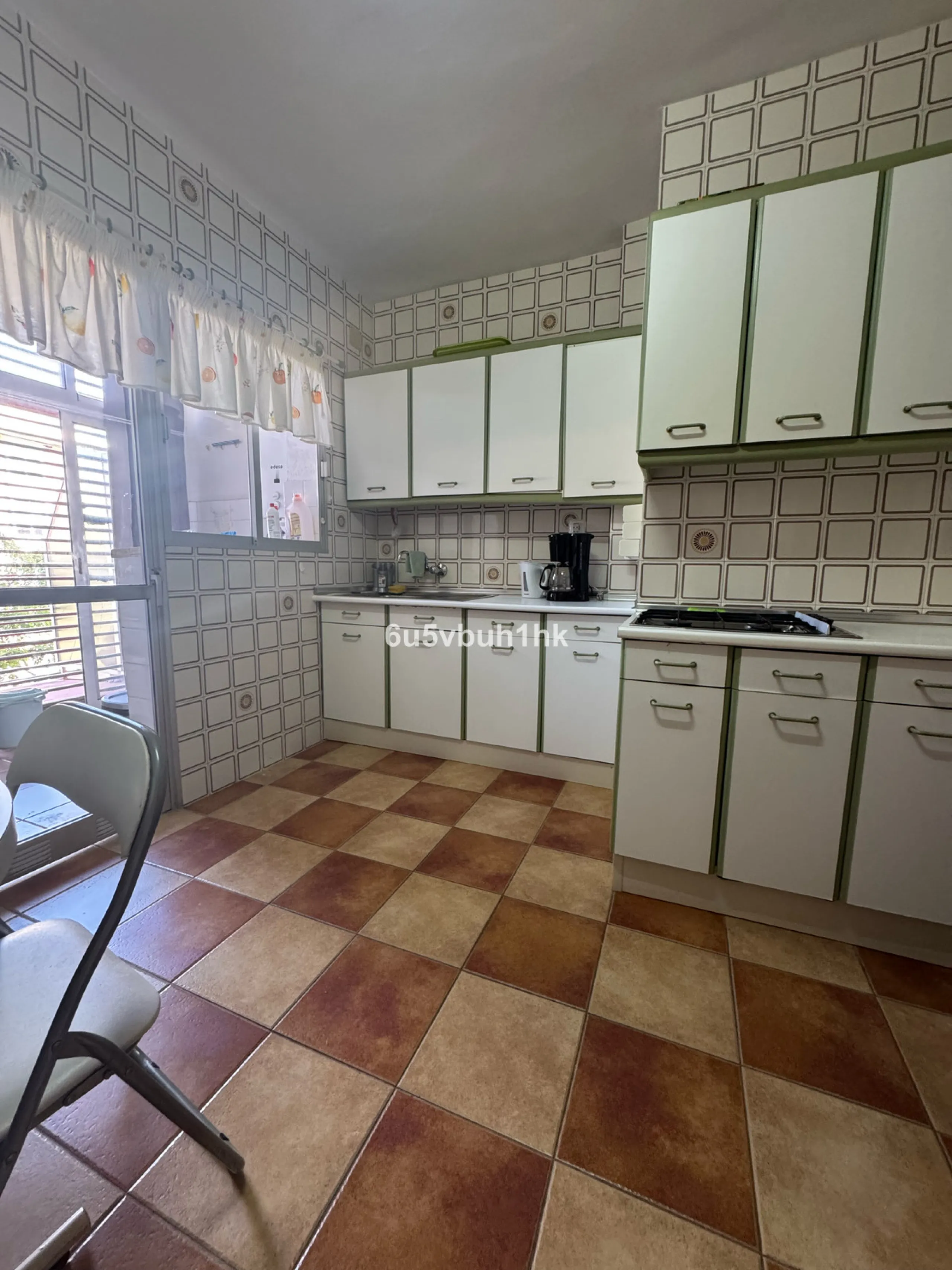 This bright and spacious apartment is a fantastic opportunity to live or invest in one of the most sought-after areas of Fuengirola. Ideally located just 50 meters from the beach, it offers both comfort and convenience in a prime coastal setting.