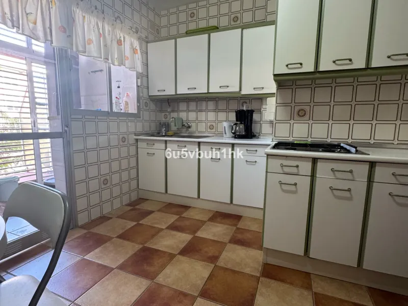 This bright and spacious apartment is a fantastic opportunity to live or invest in one of the most sought-after areas of Fuengirola. Ideally located just 50 meters from the beach, it offers both comfort and convenience in a prime coastal setting.