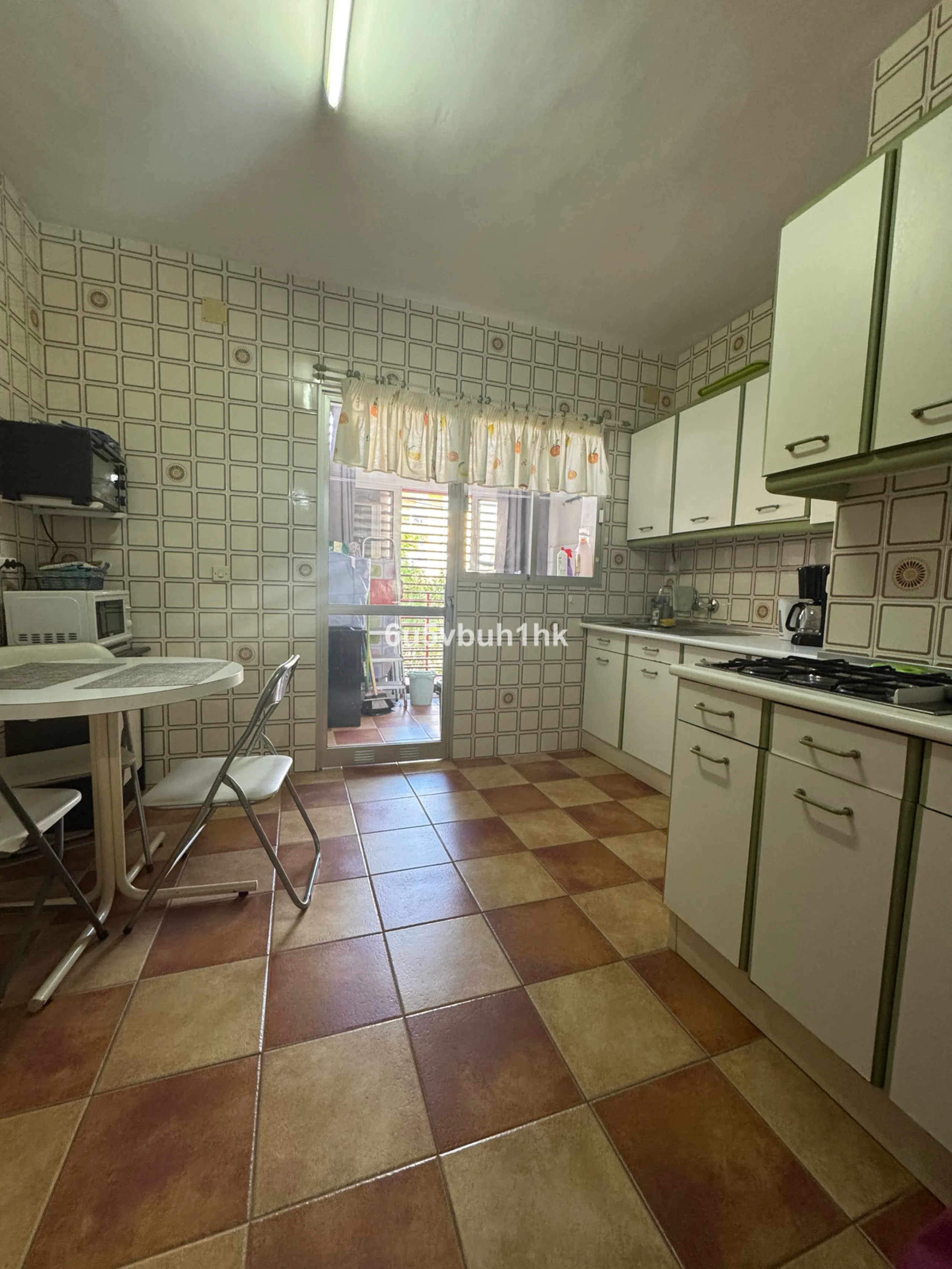 This bright and spacious apartment is a fantastic opportunity to live or invest in one of the most sought-after areas of Fuengirola. Ideally located just 50 meters from the beach, it offers both comfort and convenience in a prime coastal setting.