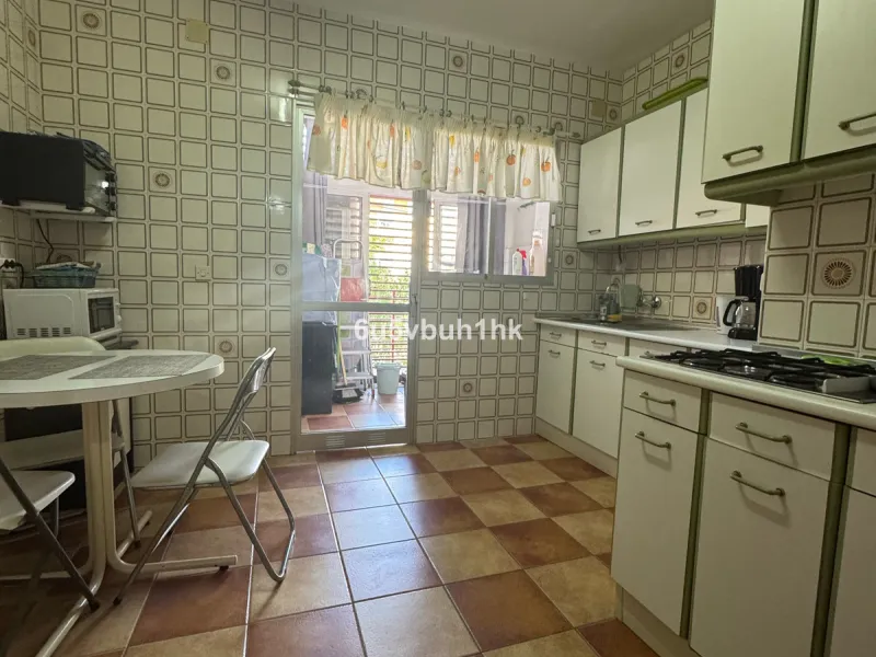 This bright and spacious apartment is a fantastic opportunity to live or invest in one of the most sought-after areas of Fuengirola. Ideally located just 50 meters from the beach, it offers both comfort and convenience in a prime coastal setting.
