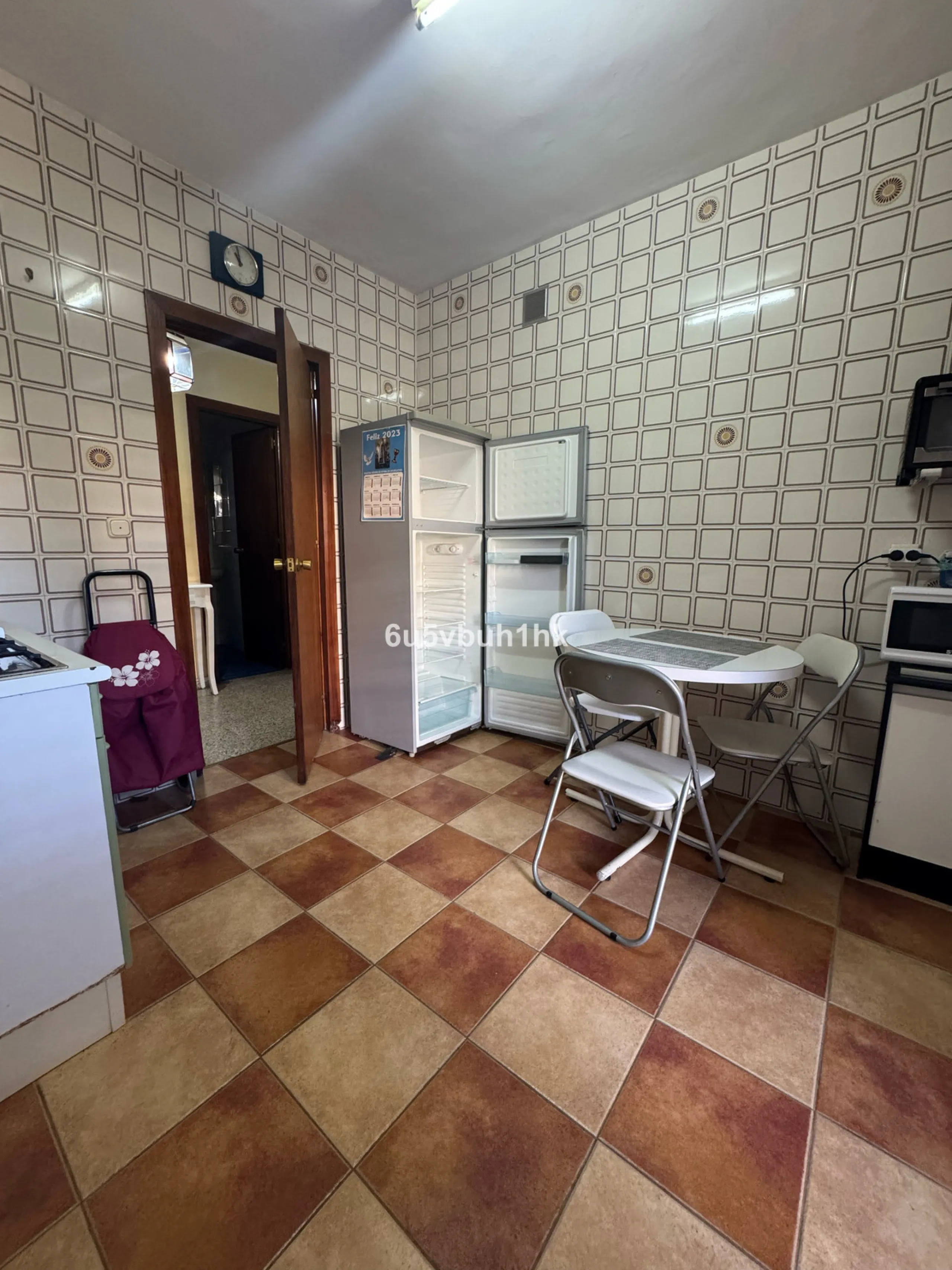 This bright and spacious apartment is a fantastic opportunity to live or invest in one of the most sought-after areas of Fuengirola. Ideally located just 50 meters from the beach, it offers both comfort and convenience in a prime coastal setting.