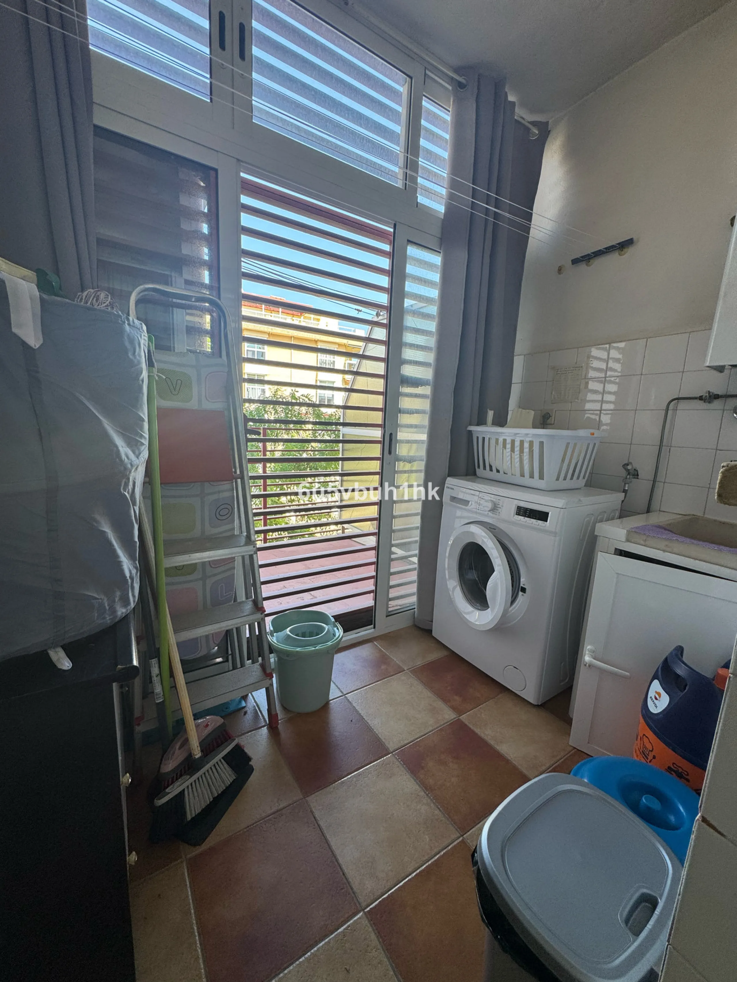 This bright and spacious apartment is a fantastic opportunity to live or invest in one of the most sought-after areas of Fuengirola. Ideally located just 50 meters from the beach, it offers both comfort and convenience in a prime coastal setting.