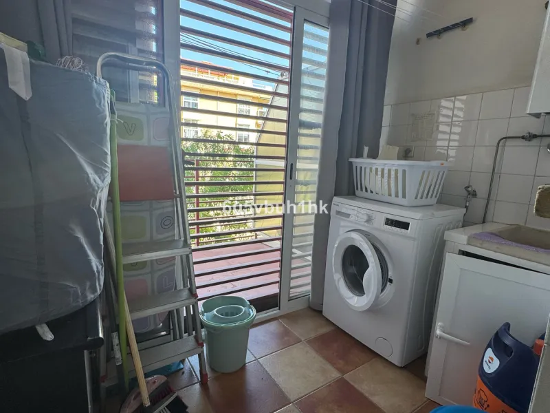 This bright and spacious apartment is a fantastic opportunity to live or invest in one of the most sought-after areas of Fuengirola. Ideally located just 50 meters from the beach, it offers both comfort and convenience in a prime coastal setting.