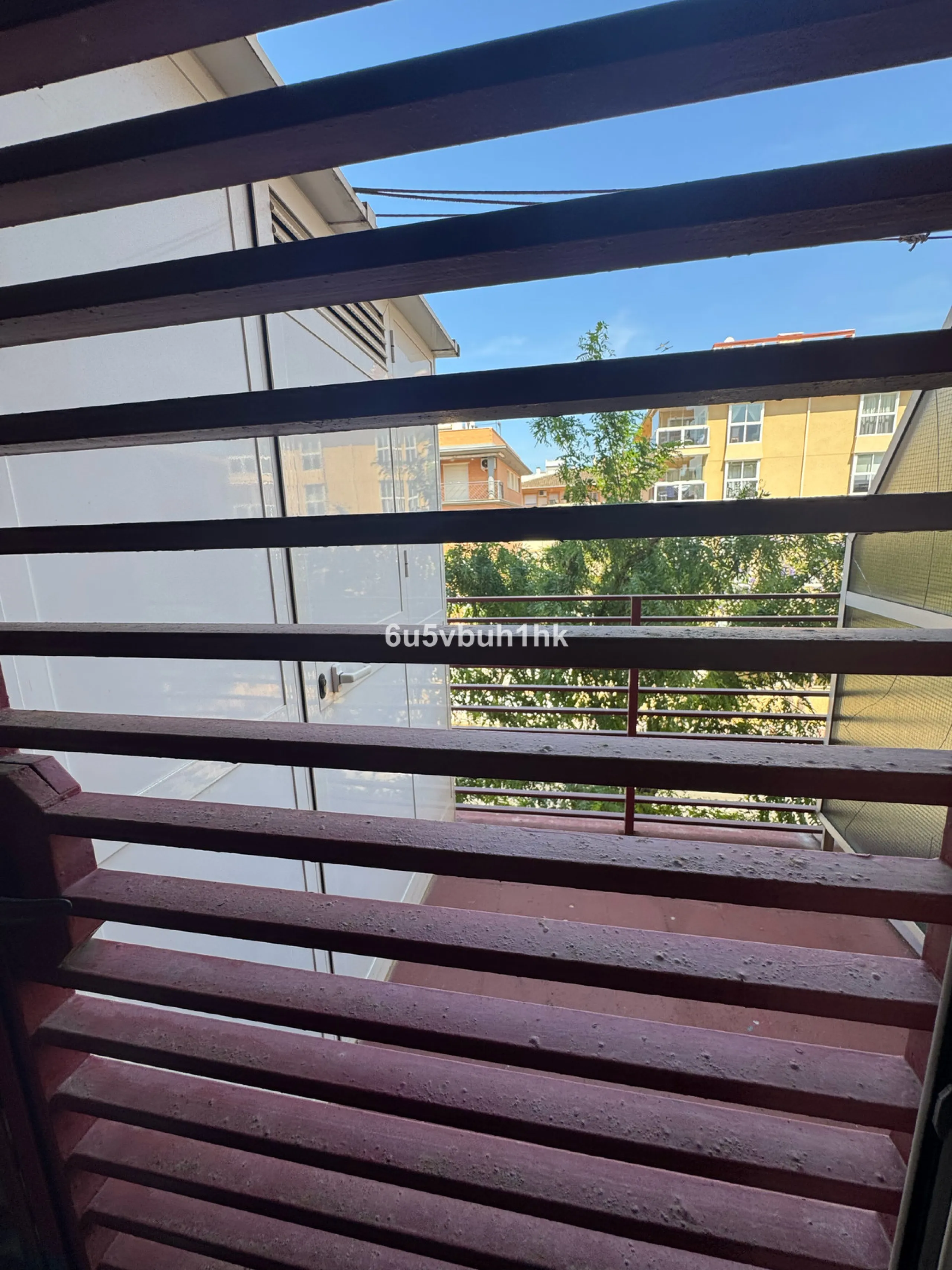 This bright and spacious apartment is a fantastic opportunity to live or invest in one of the most sought-after areas of Fuengirola. Ideally located just 50 meters from the beach, it offers both comfort and convenience in a prime coastal setting.