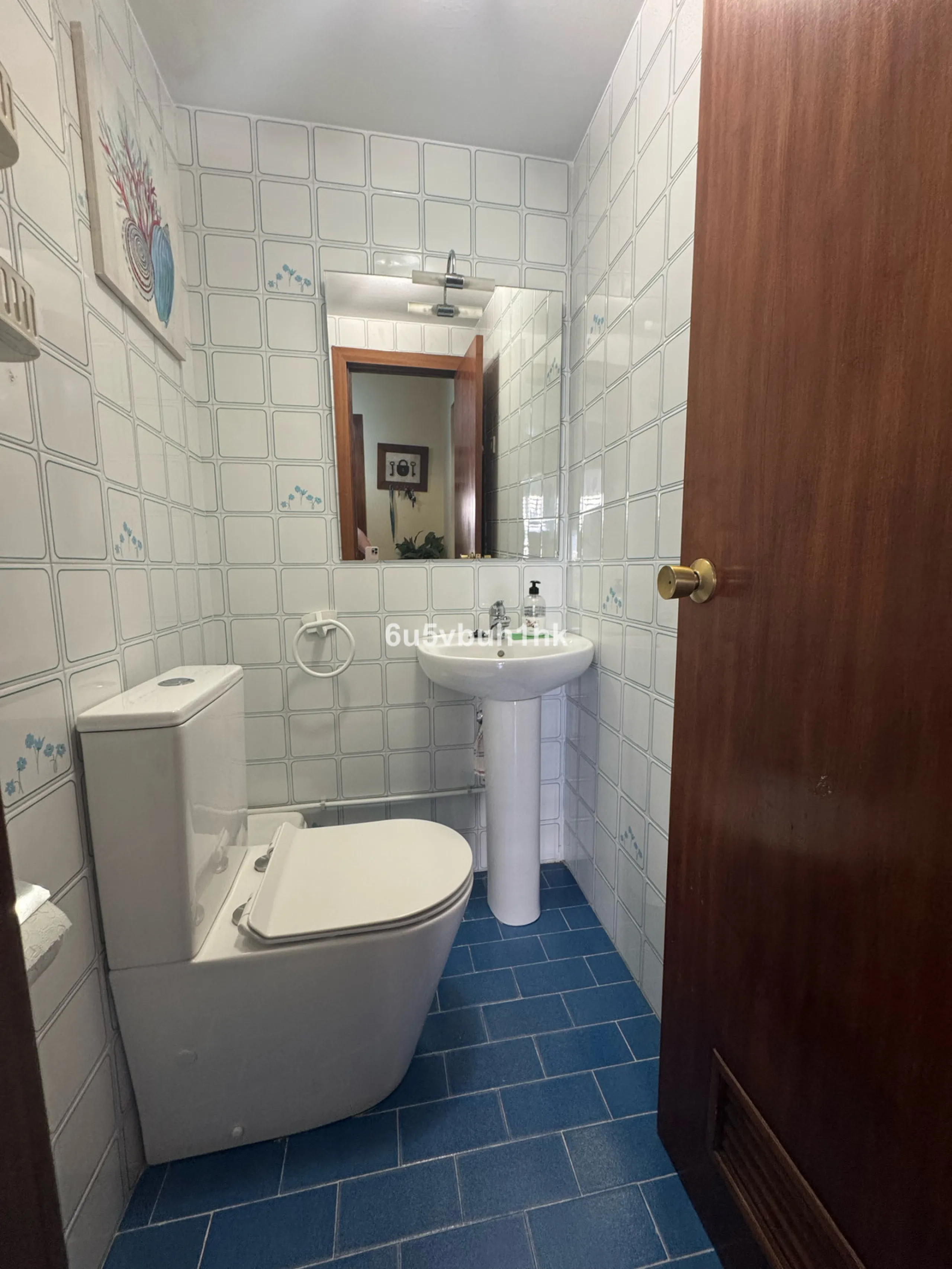 This bright and spacious apartment is a fantastic opportunity to live or invest in one of the most sought-after areas of Fuengirola. Ideally located just 50 meters from the beach, it offers both comfort and convenience in a prime coastal setting.