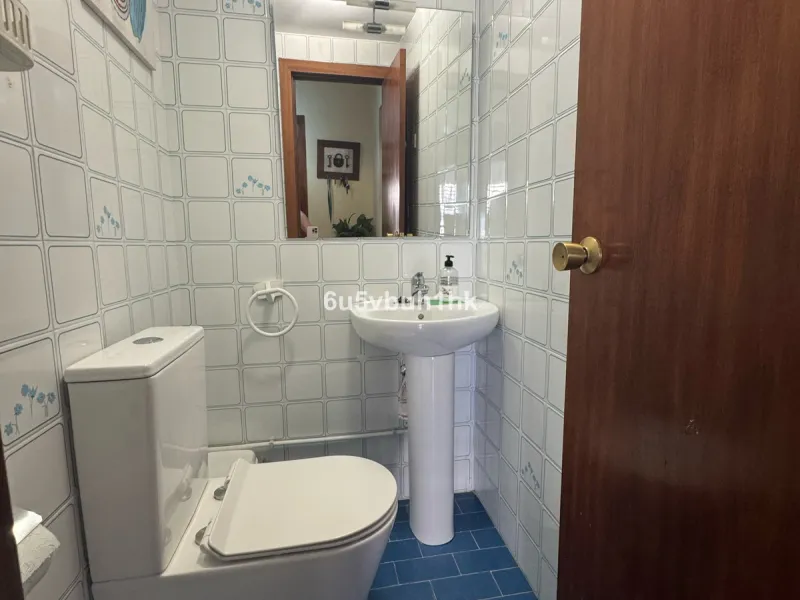 This bright and spacious apartment is a fantastic opportunity to live or invest in one of the most sought-after areas of Fuengirola. Ideally located just 50 meters from the beach, it offers both comfort and convenience in a prime coastal setting.