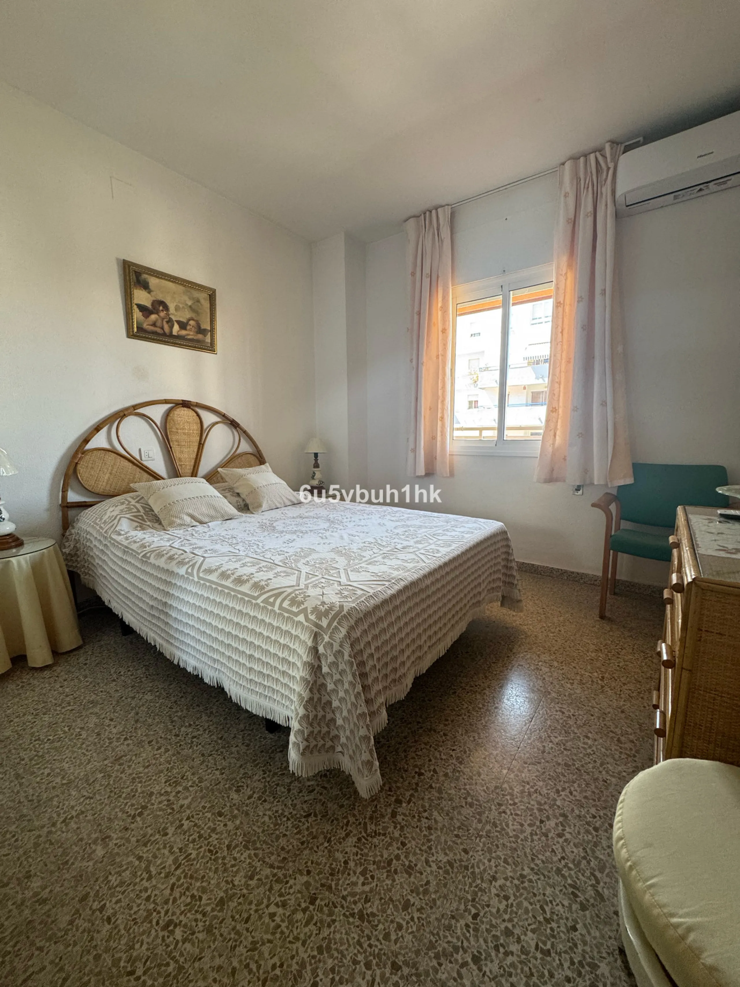 This bright and spacious apartment is a fantastic opportunity to live or invest in one of the most sought-after areas of Fuengirola. Ideally located just 50 meters from the beach, it offers both comfort and convenience in a prime coastal setting.