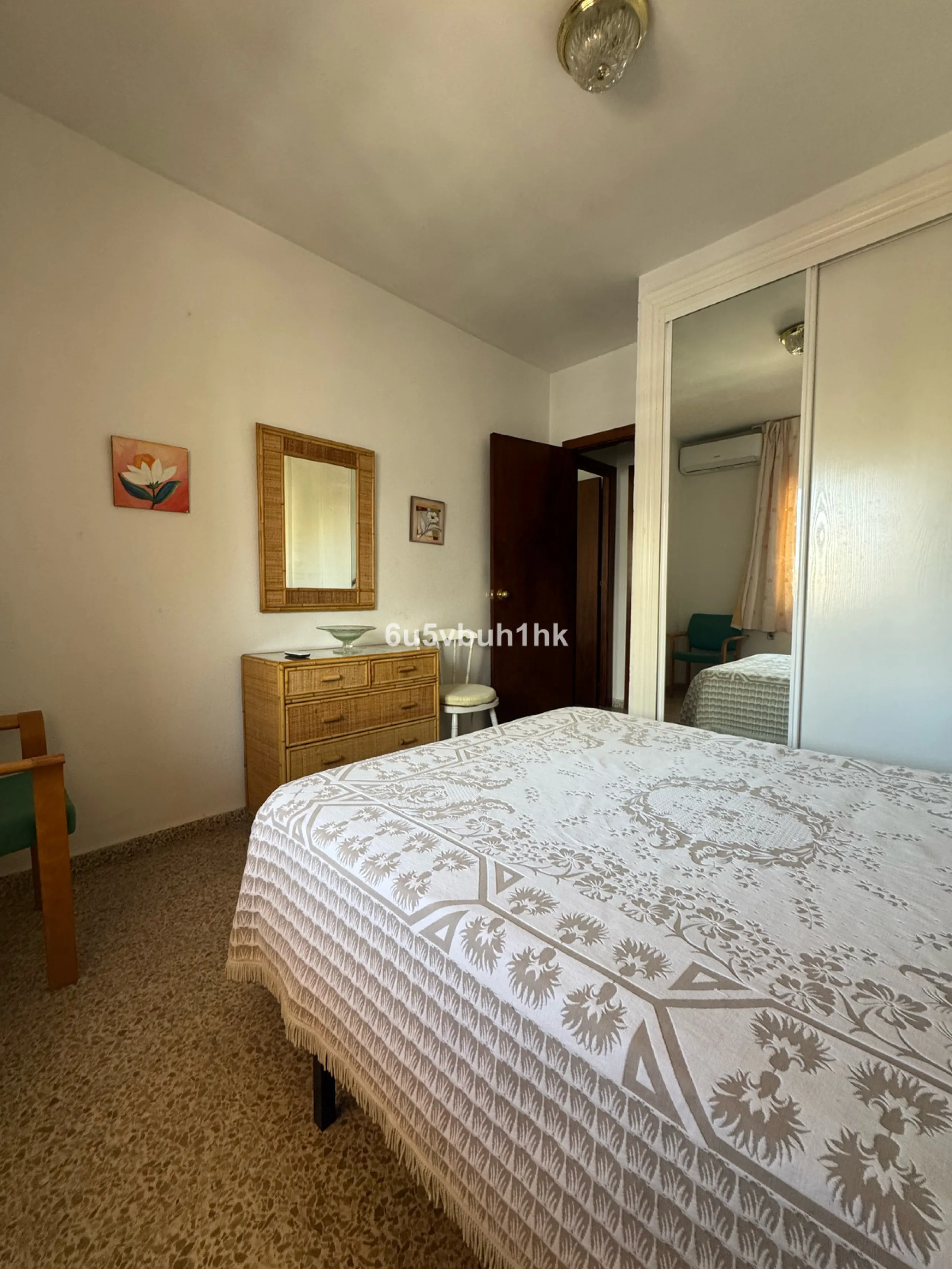 This bright and spacious apartment is a fantastic opportunity to live or invest in one of the most sought-after areas of Fuengirola. Ideally located just 50 meters from the beach, it offers both comfort and convenience in a prime coastal setting.