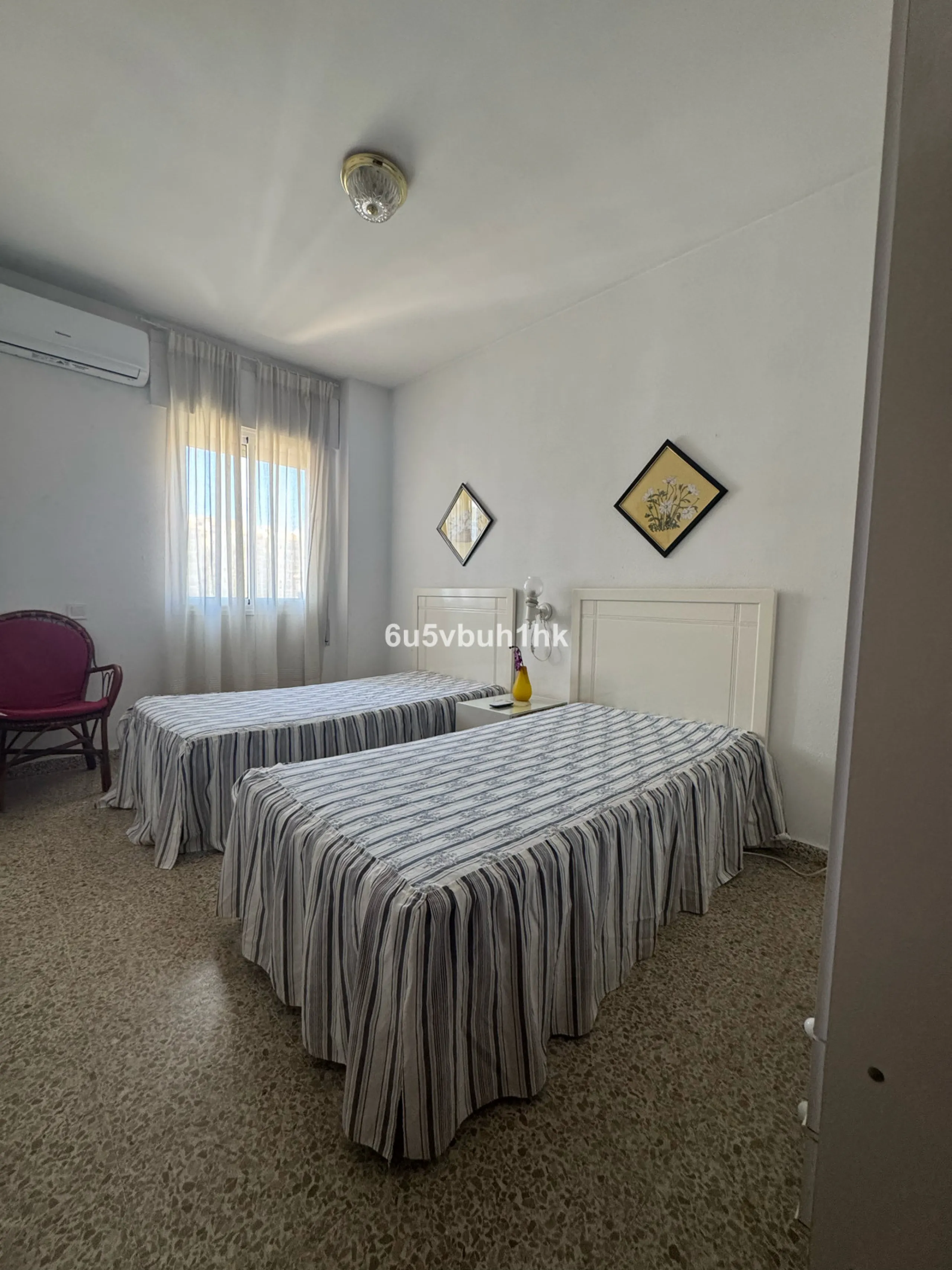 This bright and spacious apartment is a fantastic opportunity to live or invest in one of the most sought-after areas of Fuengirola. Ideally located just 50 meters from the beach, it offers both comfort and convenience in a prime coastal setting.