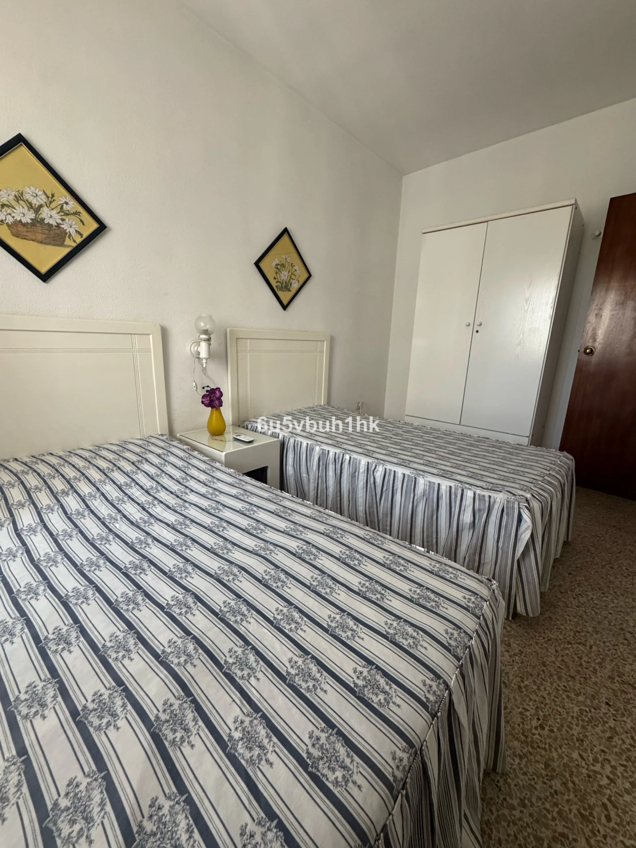 This bright and spacious apartment is a fantastic opportunity to live or invest in one of the most sought-after areas of Fuengirola. Ideally located just 50 meters from the beach, it offers both comfort and convenience in a prime coastal setting.
