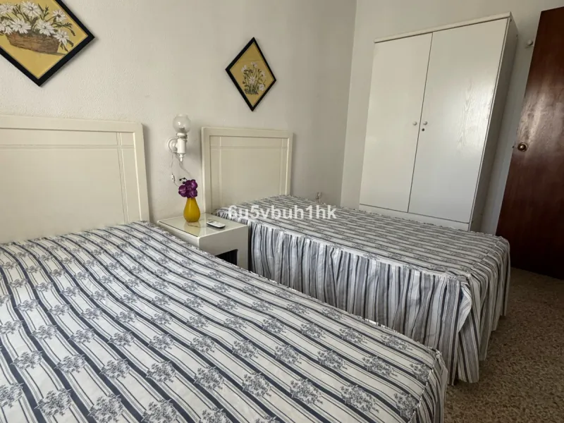 This bright and spacious apartment is a fantastic opportunity to live or invest in one of the most sought-after areas of Fuengirola. Ideally located just 50 meters from the beach, it offers both comfort and convenience in a prime coastal setting.