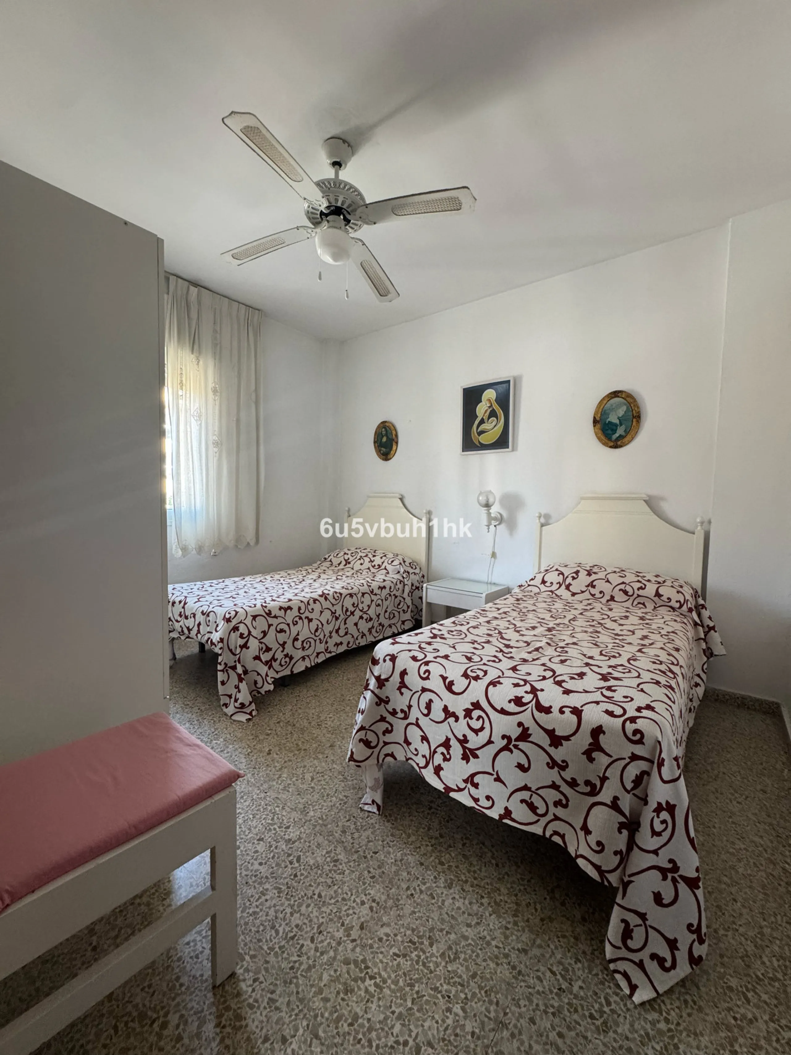 This bright and spacious apartment is a fantastic opportunity to live or invest in one of the most sought-after areas of Fuengirola. Ideally located just 50 meters from the beach, it offers both comfort and convenience in a prime coastal setting.