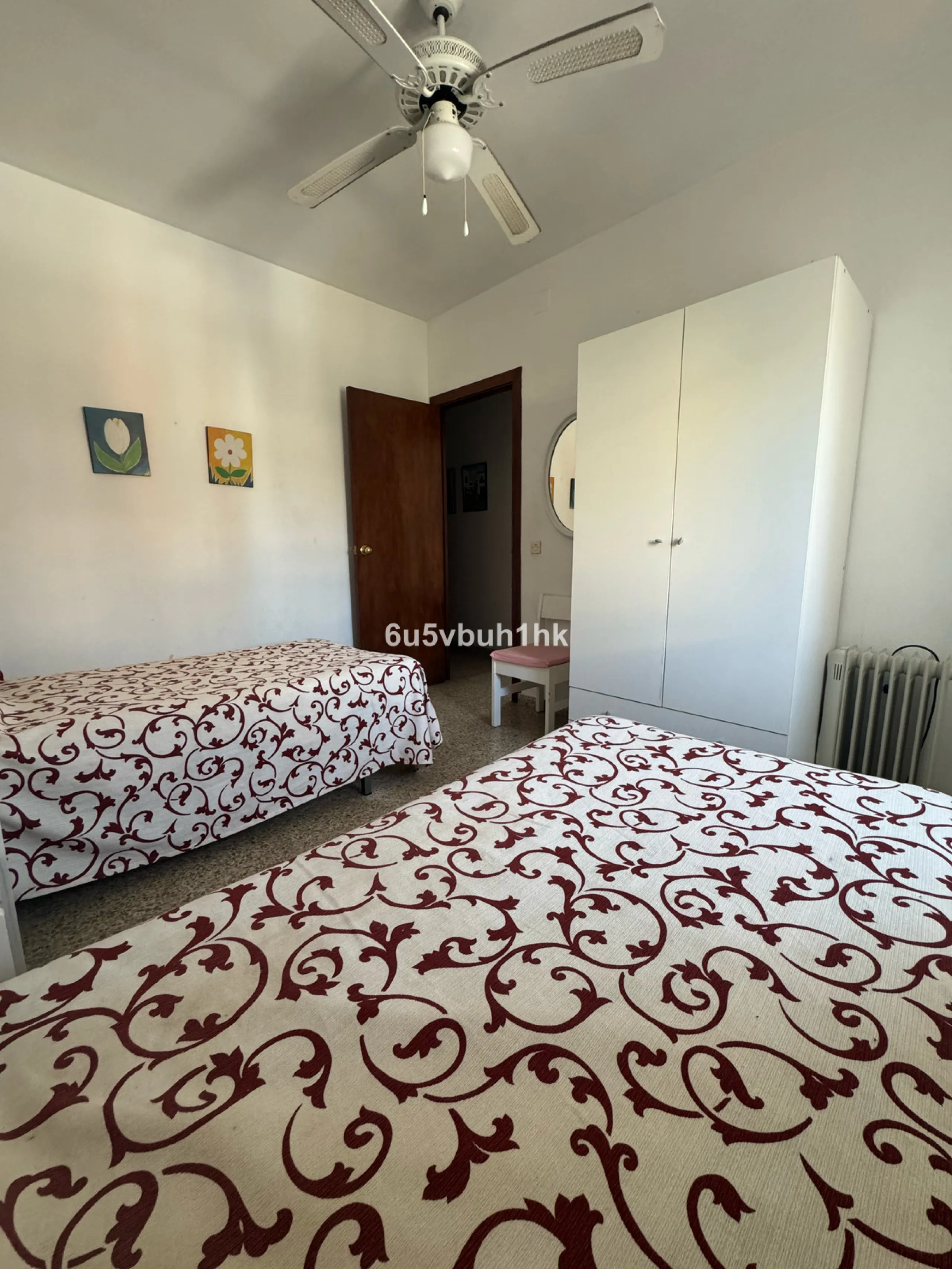 This bright and spacious apartment is a fantastic opportunity to live or invest in one of the most sought-after areas of Fuengirola. Ideally located just 50 meters from the beach, it offers both comfort and convenience in a prime coastal setting.