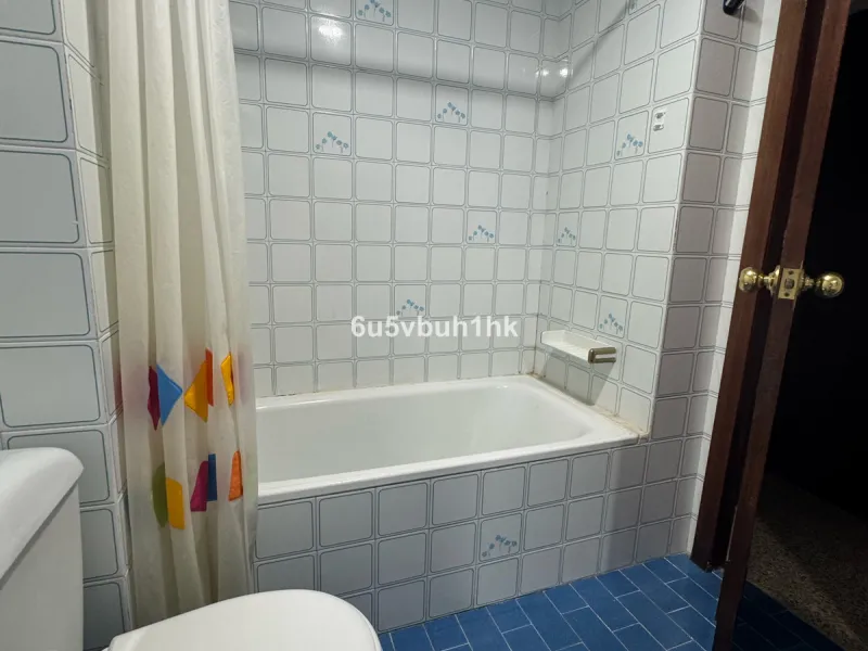 This bright and spacious apartment is a fantastic opportunity to live or invest in one of the most sought-after areas of Fuengirola. Ideally located just 50 meters from the beach, it offers both comfort and convenience in a prime coastal setting.